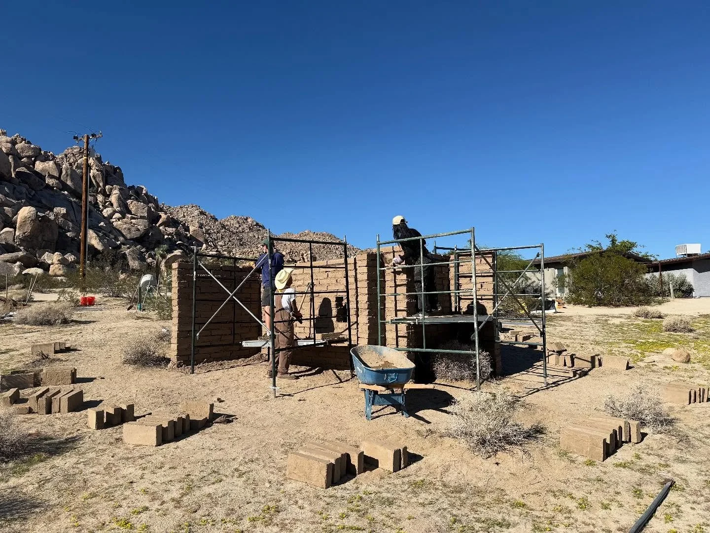 Making great progress on our adobe sculptural collaboration with noted artist William Tyler Morgan for the forthcoming Joshua Tree Triennial. Stay tuned for updates!

BIG thanks to our volunteers:
@david.s.hill 
@exploringeric 
@tcbleatherco
@dgiudic