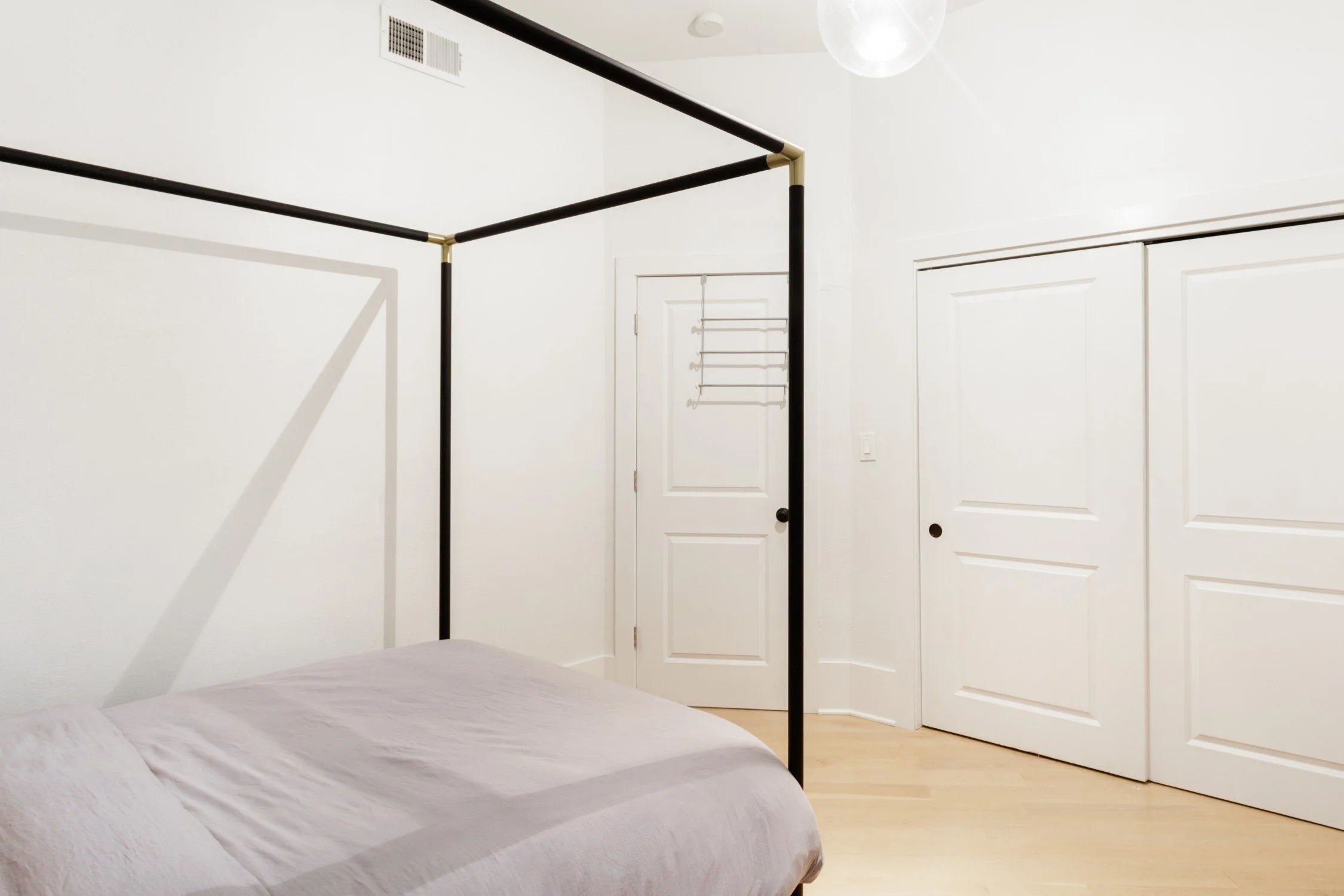 gallerybed1closet.jpg