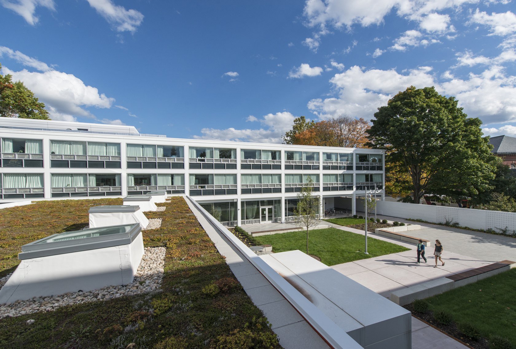 02-cutter-ziskind-the-green-roof-and-the-accessible-courtyard.jpg
