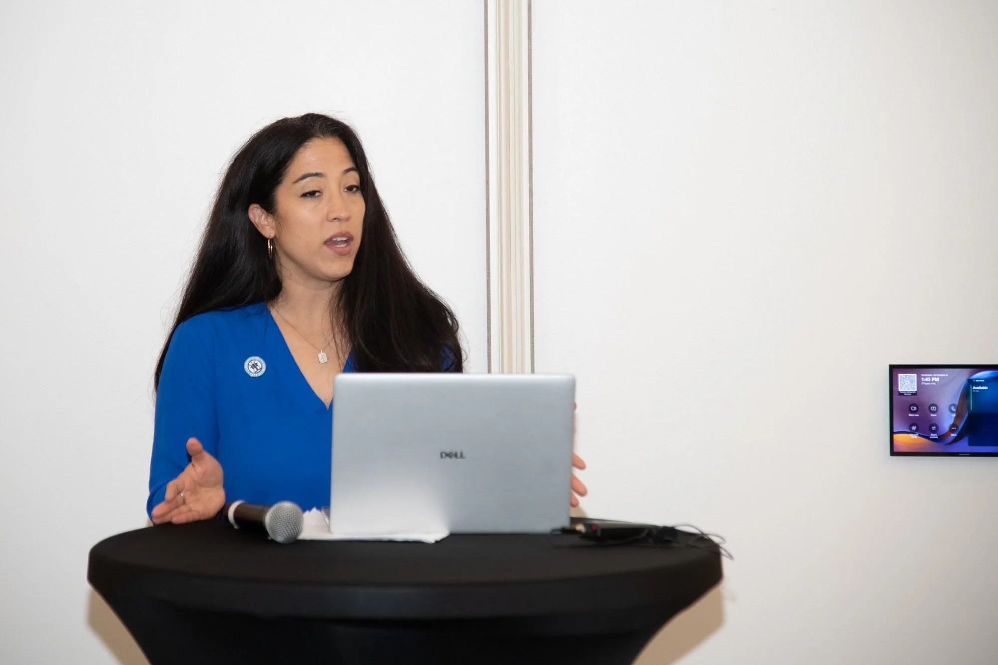 08-speaker-presenting.jpg