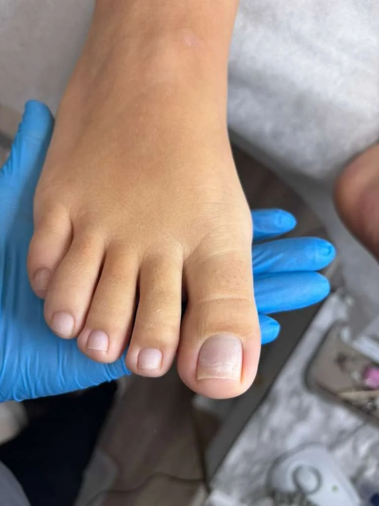 Russian hygienic pedicure focused on natural nail health, precise e-file cuticle care, and structured nail plate preparation without polish.