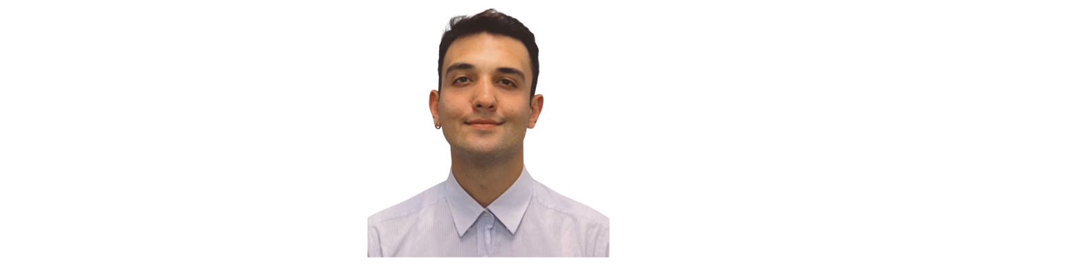 Dümdüz gülümseyen genç adam, beyaz gömlek giyiyor.