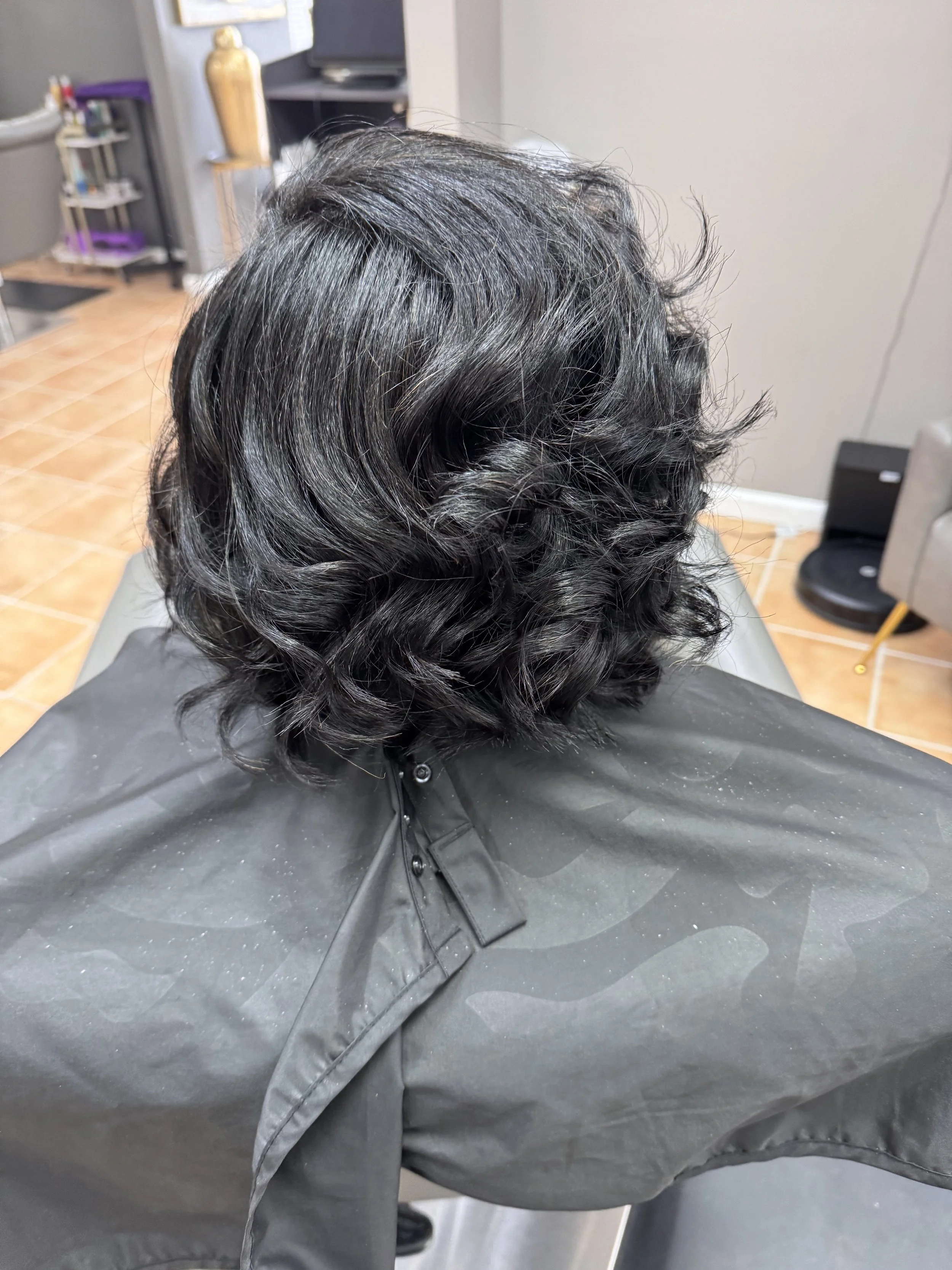 Luxe Experience – Hydration Gloss and Signature Finish

A rejuvenating service designed for clients seeking radiant shine and effortless movement.
This experience includes steam hydration therapy enhanced with aromatherapy and a restorative scalp mas