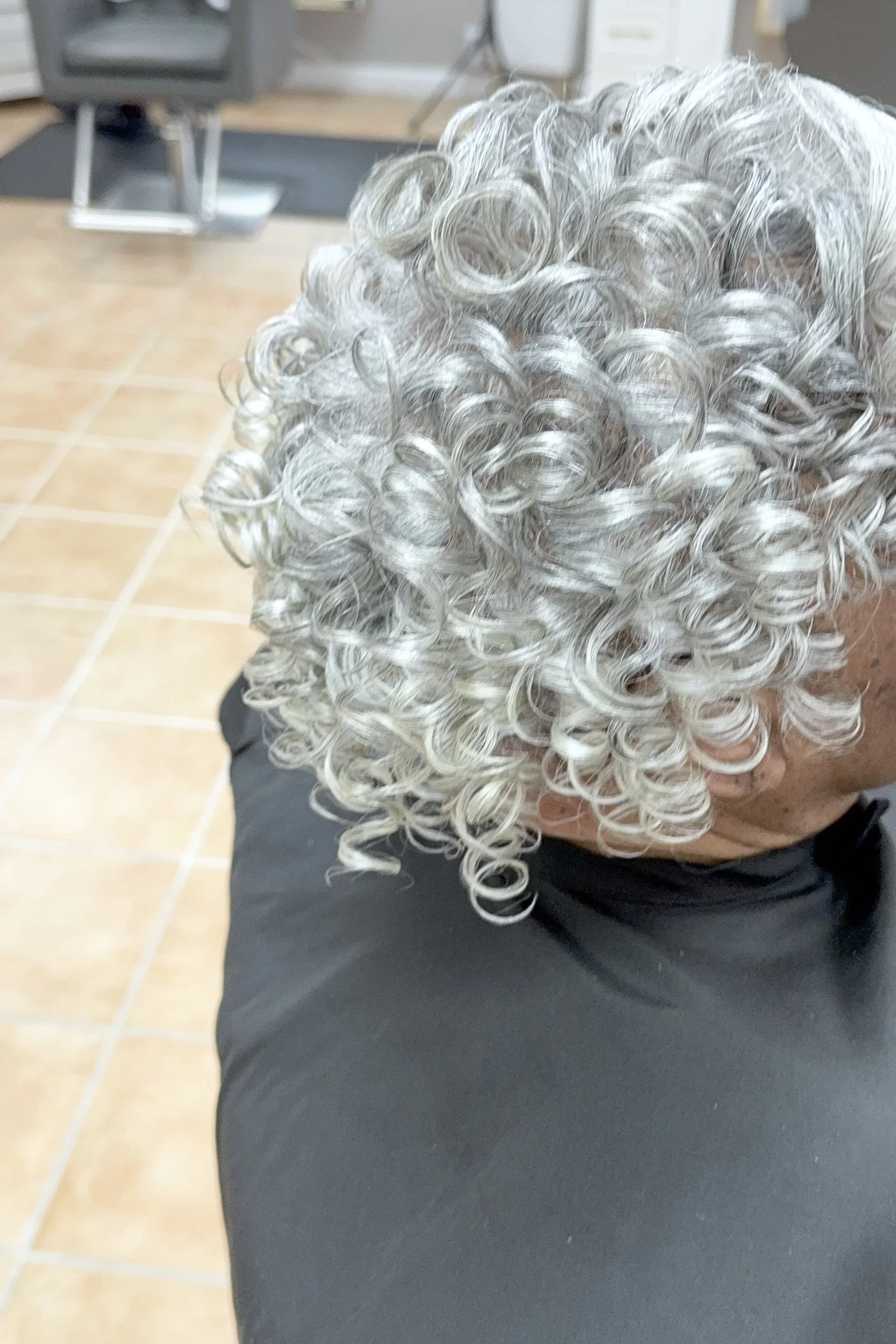 LUXE Experience – Hydration and Designer Set for Silver Care Clients
A refined care experience crafted for silver and natural hair textures. This service begins with a therapeutic scalp cleanse and moisture-rich hydration treatment to restore softnes