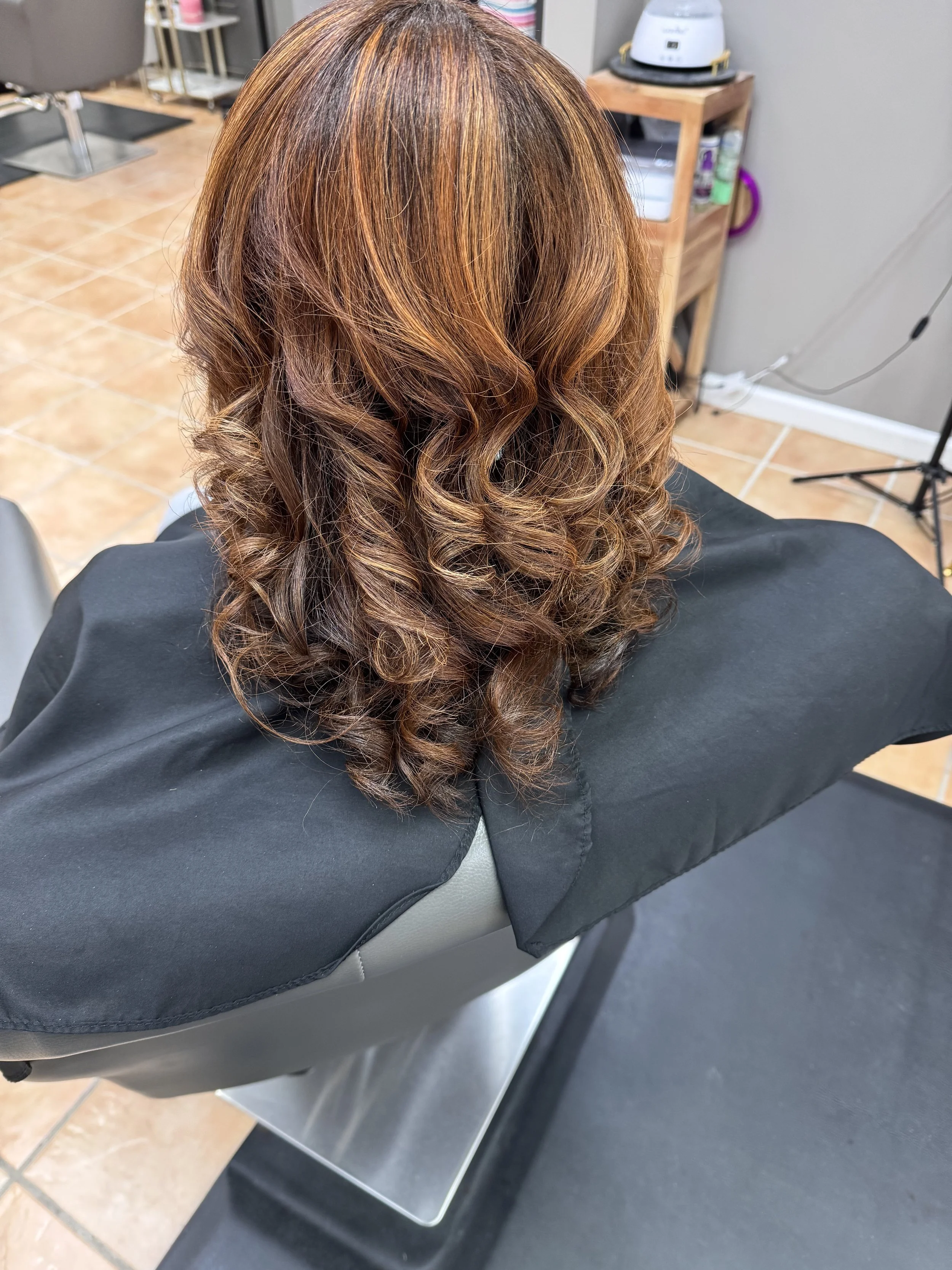 VIP Luxe Transformation – Dimensional Color & Designer Finish

This Luxe Transformation celebrates depth, tone, and movement. Featuring a custom dimensional highlight blend, precision hair shaping, and a therapeutic hydration treatment with aromather