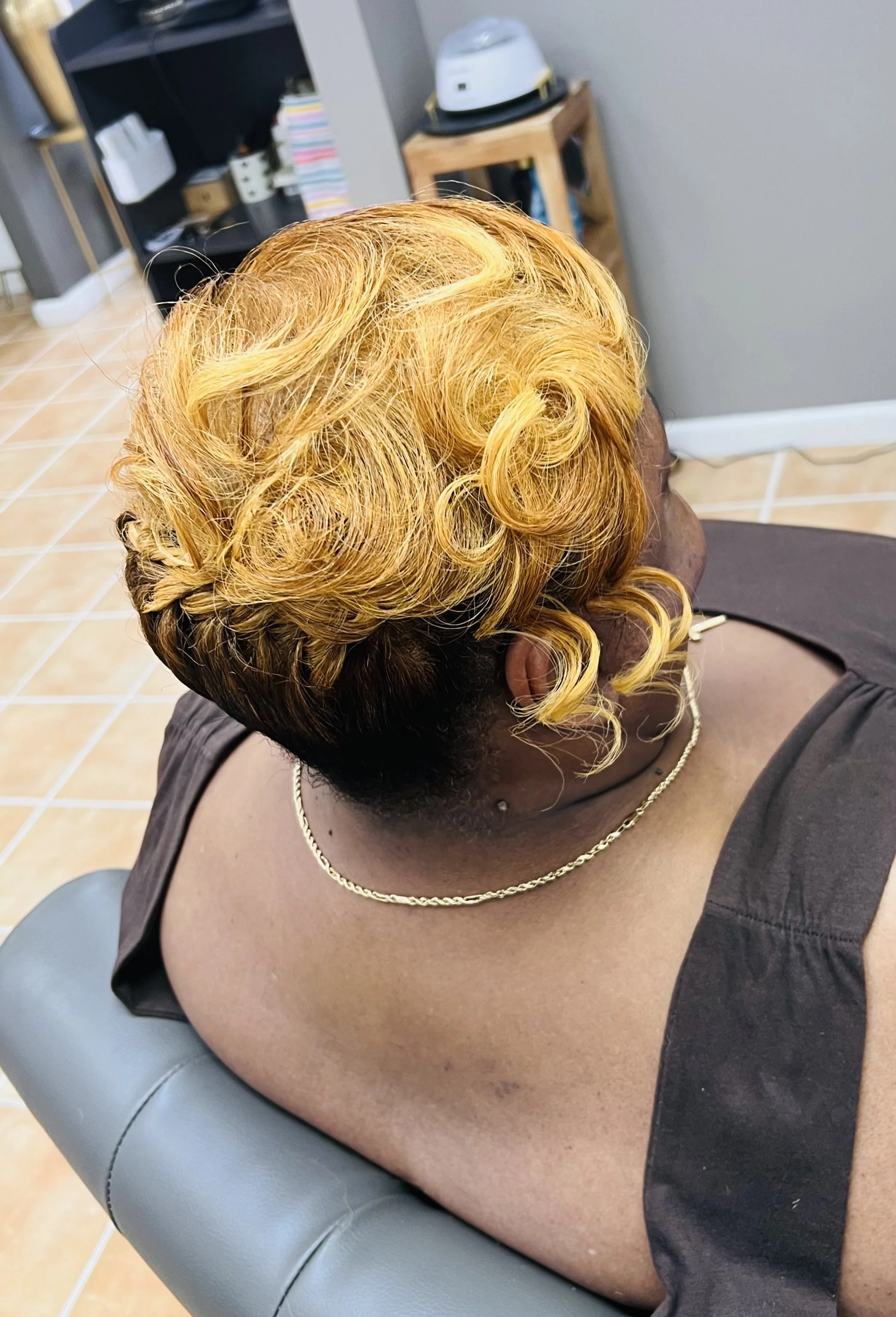 VIP Luxe Transformation – Vibrant Color and Designer Finish
A full-spectrum transformation featuring a custom permanent color makeover, steam hydration therapy with aromatherapy, precision hair shaping, and a signature designer finish. This service r