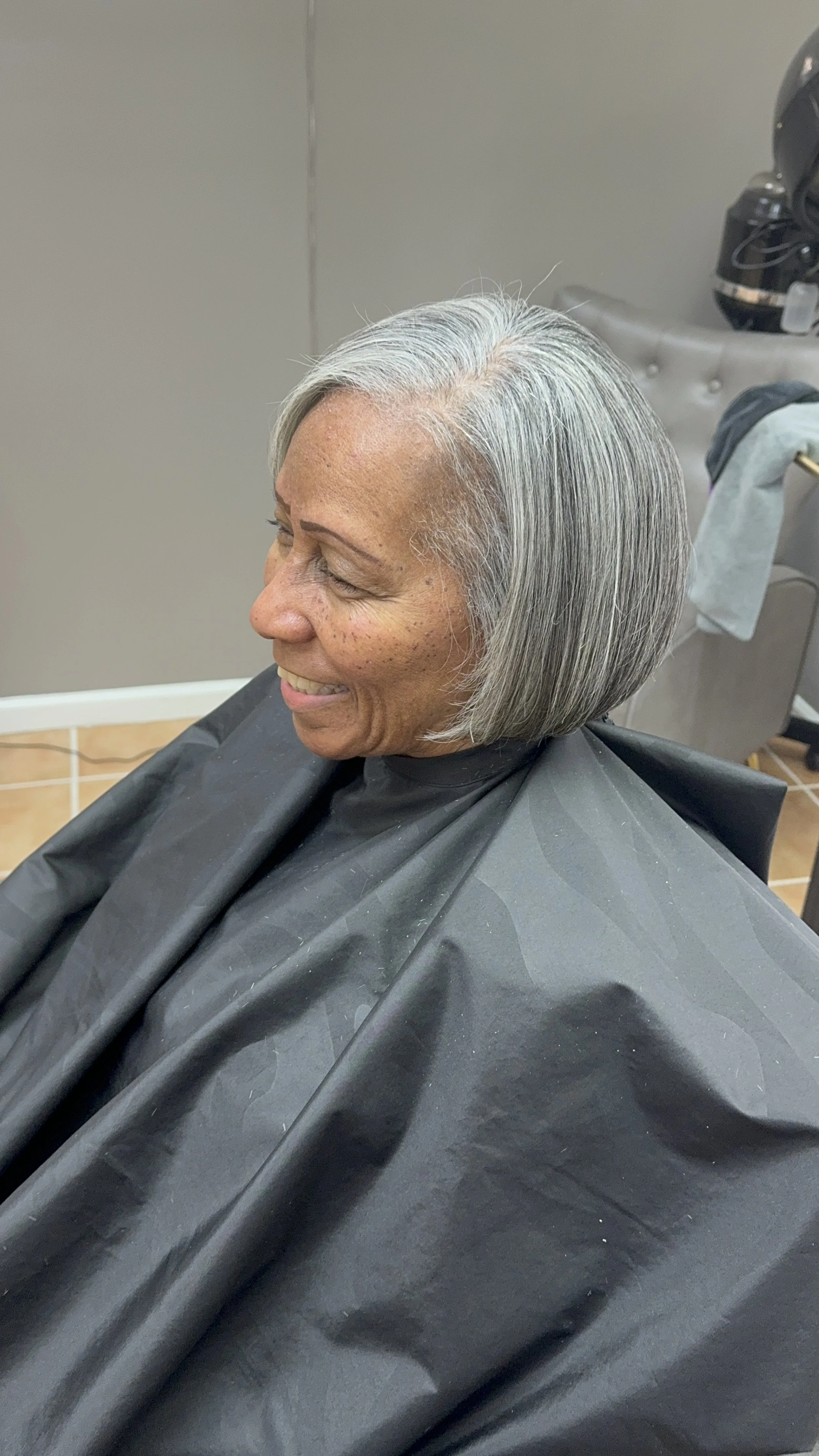 Luxe Experience – Salt, Pepper, and Silver Care

A restorative care experience crafted for naturally silver and salt-and-pepper textures. This service begins with a therapeutic scalp cleanse and steam hydration treatment enhanced with aromatherapy, d