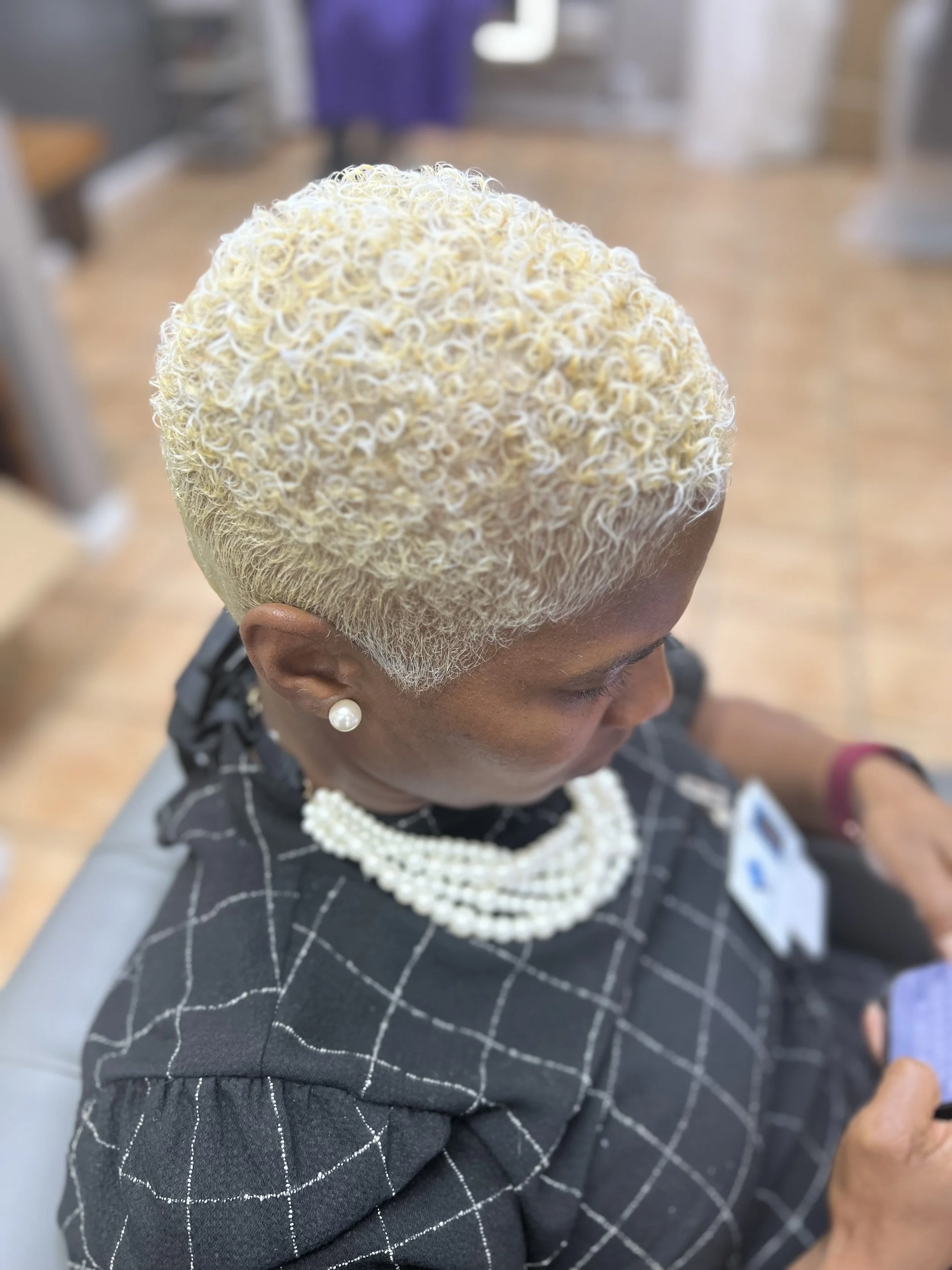 VIP Luxe Transformation – Blonde Luxe Color with Curl Definition
A full transformation designed to illuminate and define. This Luxe experience includes custom blonde color design, curl definition, hydration therapy, and precision shaping — an indulge