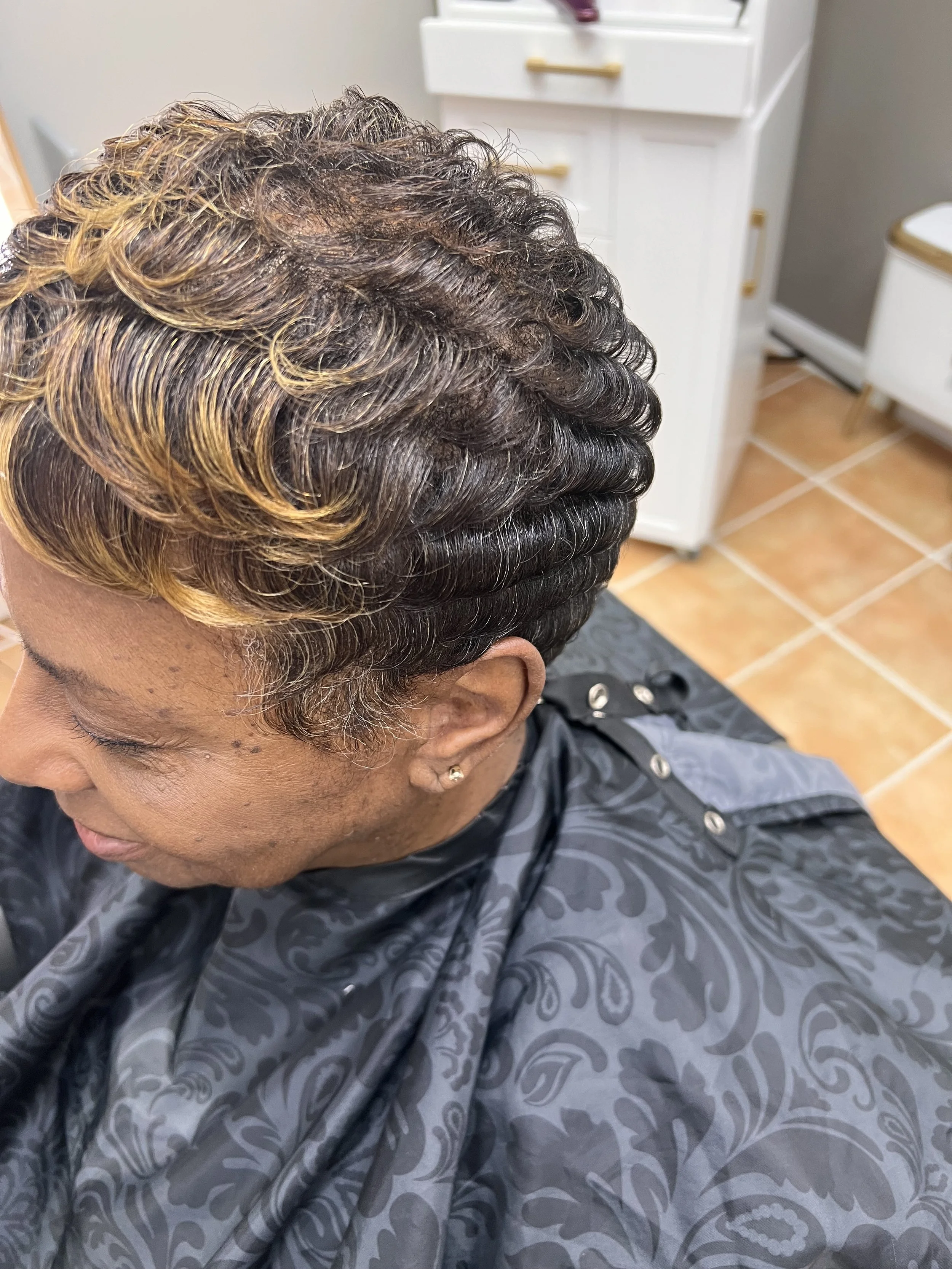 Signature Luxe Finish

A smooth, sculpted short style created with precision and polish. This Signature Luxe Finish enhances relaxed hair with movement, shine, and effortless grace — a timeless expression of confidence and care.