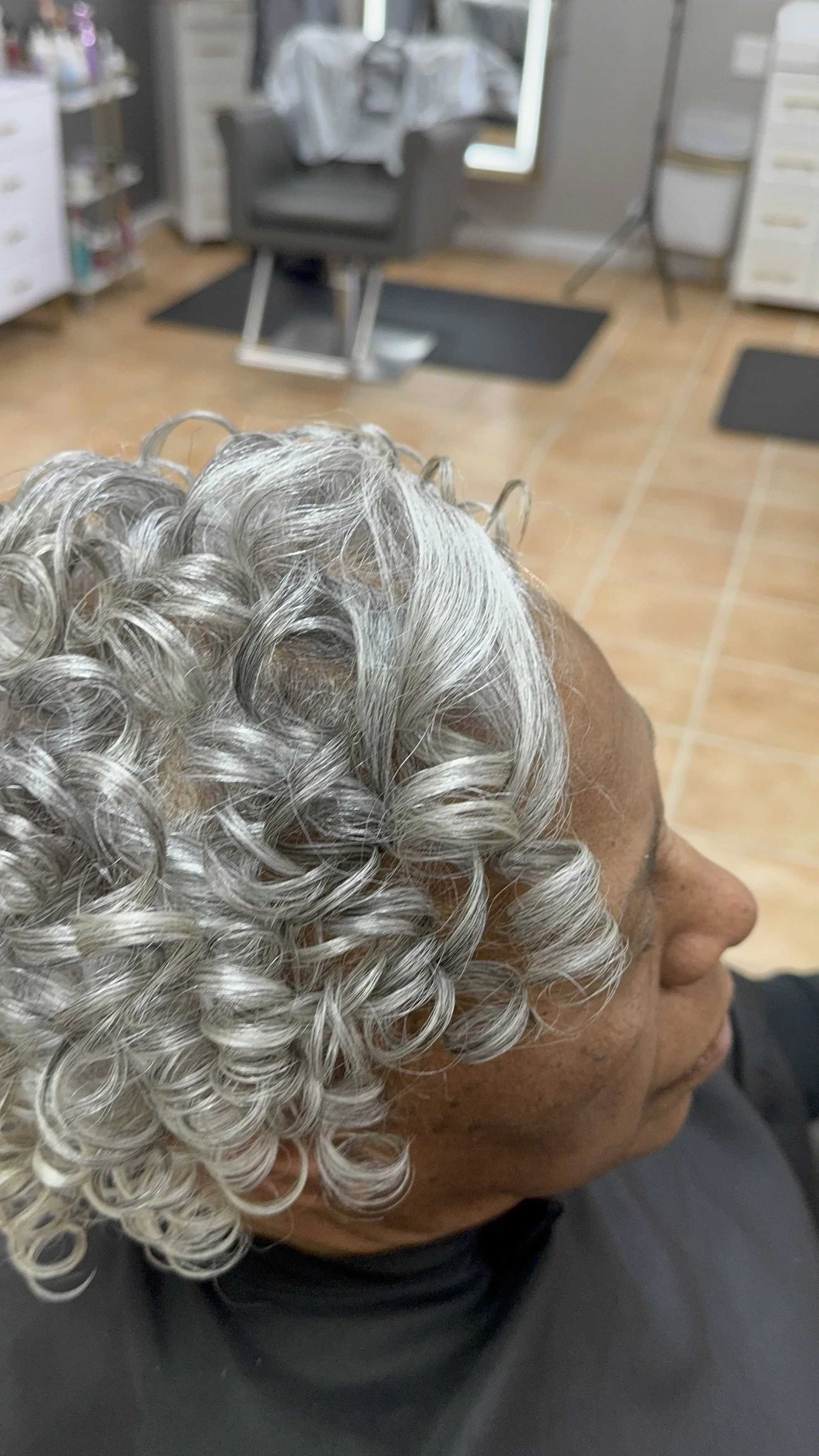 LUXE Experience – Hydration and Designer Set for Silver Care Clients
A refined care experience crafted for silver and natural hair textures. This service begins with a therapeutic scalp cleanse and moisture-rich hydration treatment to restore softnes