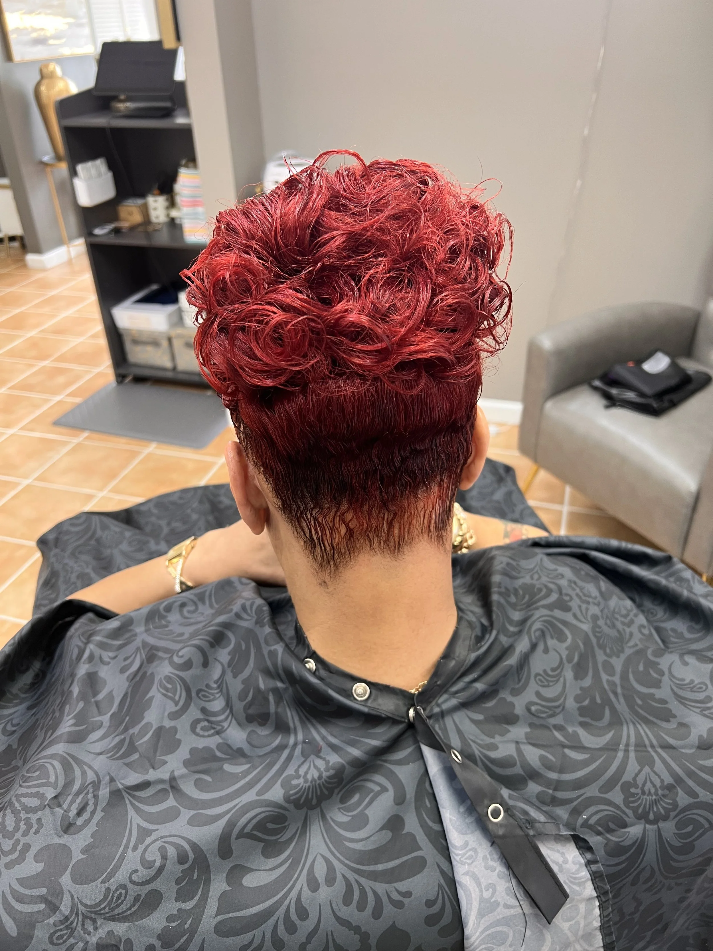 Deluxe Experience – Vibrant Demi Refresh and Signature Finish
A radiant color refresh for relaxed hair, designed to enhance tone and depth while maintaining hair health. This service includes a nourishing steam hydration treatment with aromatherapy a