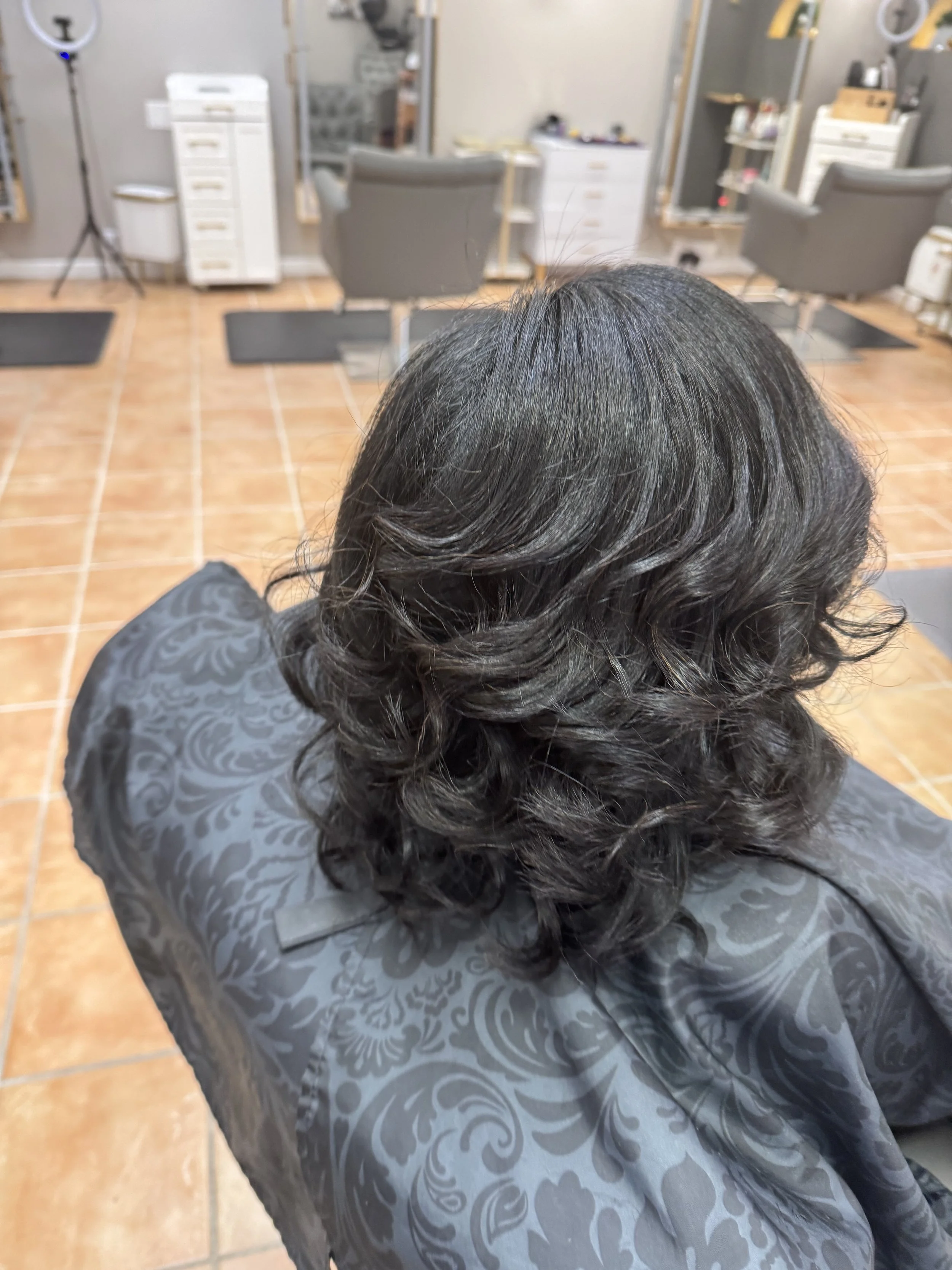 Deluxe Experience – Hydration Gloss and Signature Finish

A rejuvenating service designed for clients seeking radiant shine, balanced moisture, and effortless movement. This Deluxe Experience combines steam hydration with aromatherapy, a restorative 