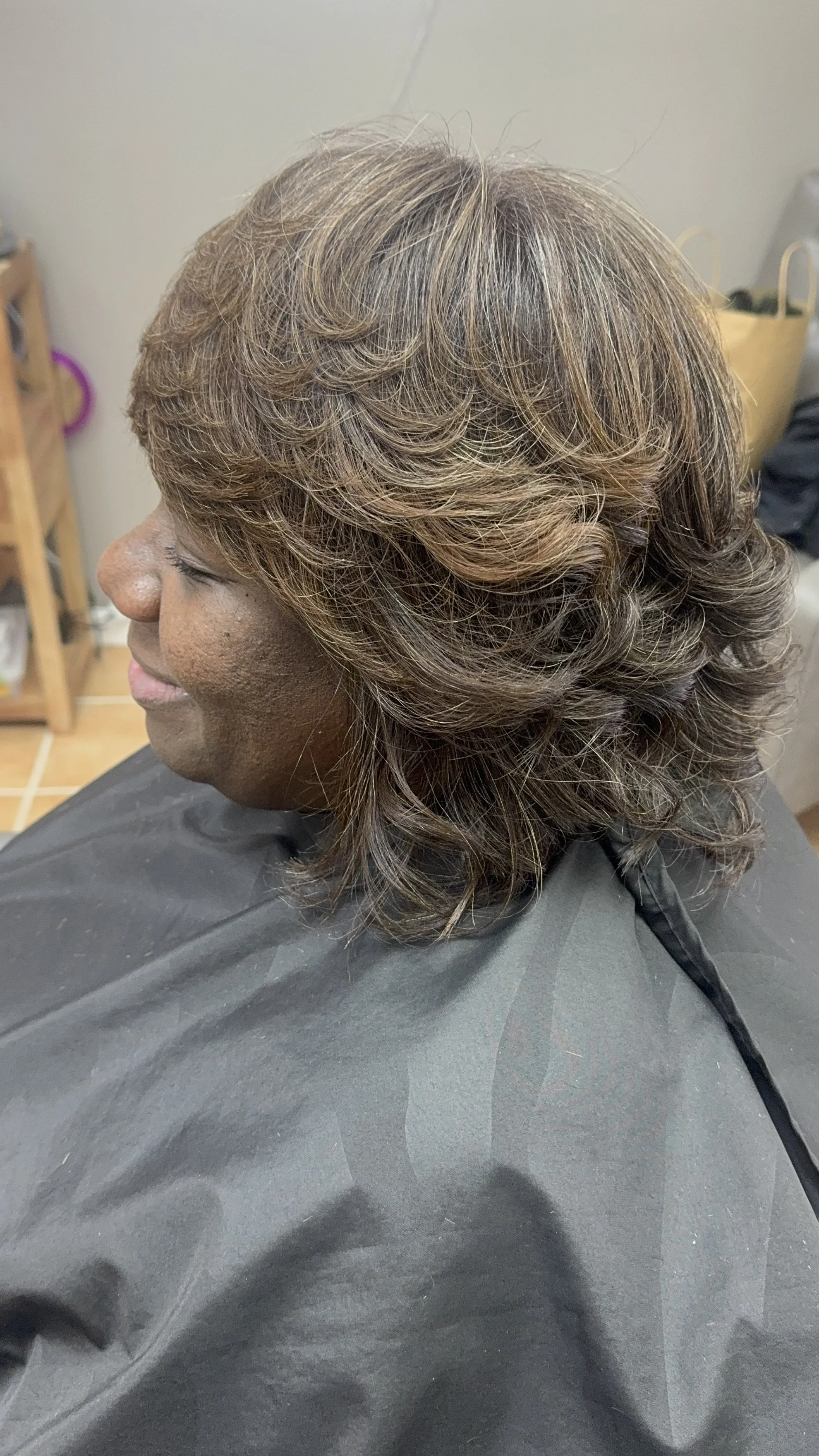 Deluxe Luxe Experience – Color, Hydration, and Signature Finish

This radiant look features a custom demi or gloss color refresh, complemented by a therapeutic steam hydration experience with aromatherapy and scalp massage. Finished with precision ha