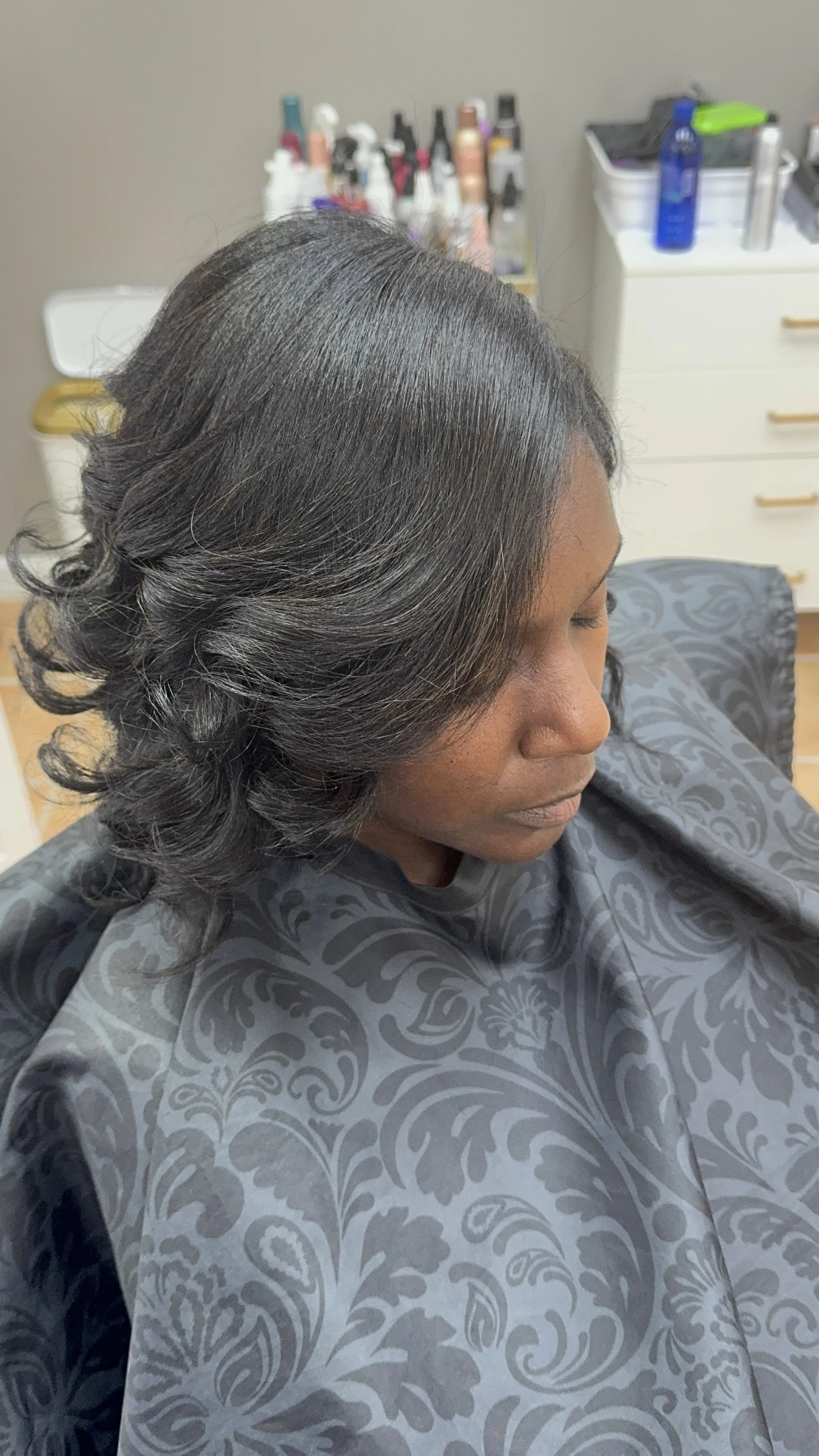 Deluxe Experience – Hydration Gloss and Signature Finish

A rejuvenating service designed for clients seeking radiant shine, balanced moisture, and effortless movement. This Deluxe Experience combines steam hydration with aromatherapy, a restorative 