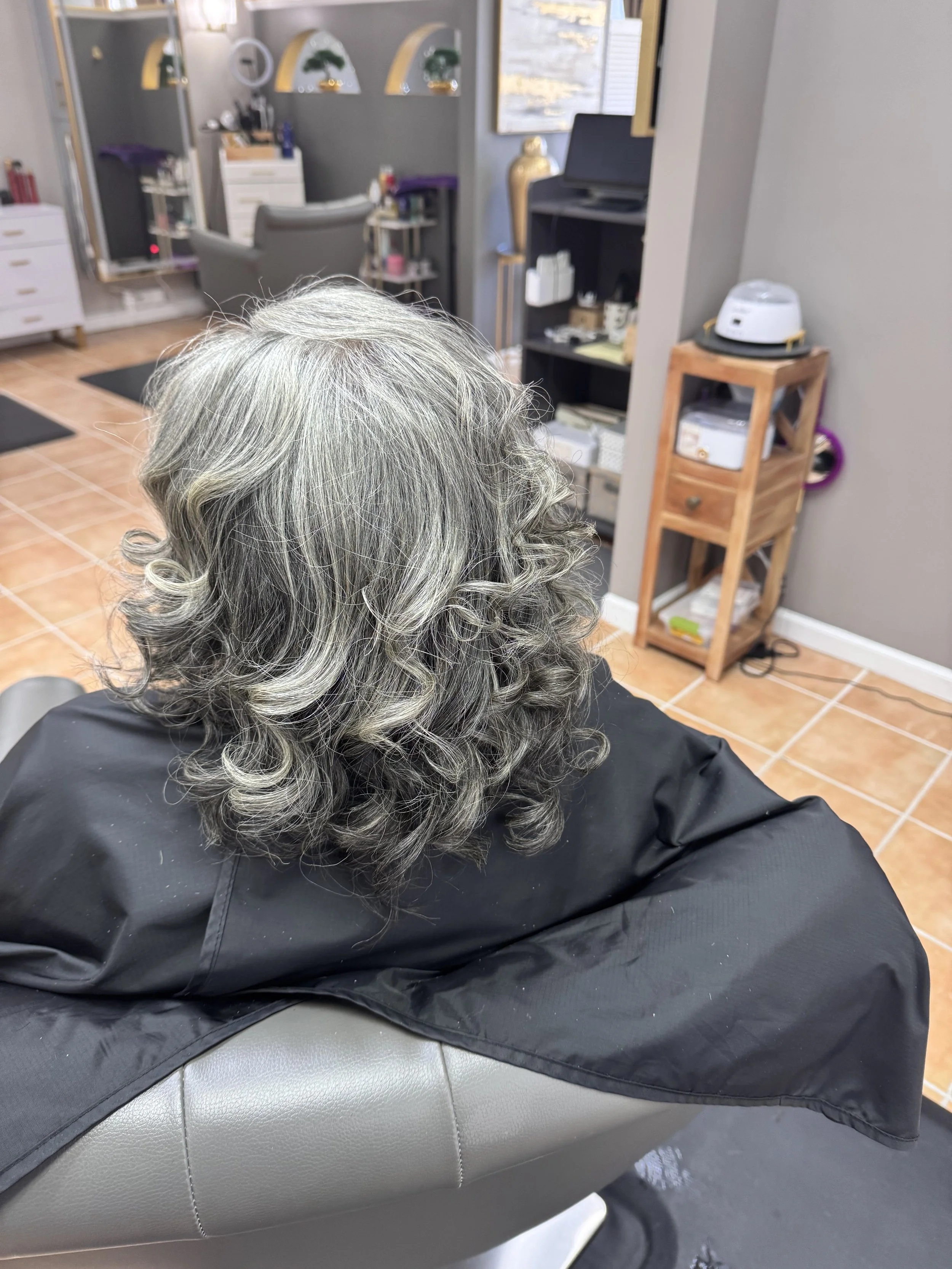 Luxe Transformation – Silver Revival Experience

A complete renewal designed to restore brilliance, health, and harmony to silver and salt-and-pepper hair. This transformation began with a therapeutic scalp cleanse and steam hydration treatment enhan