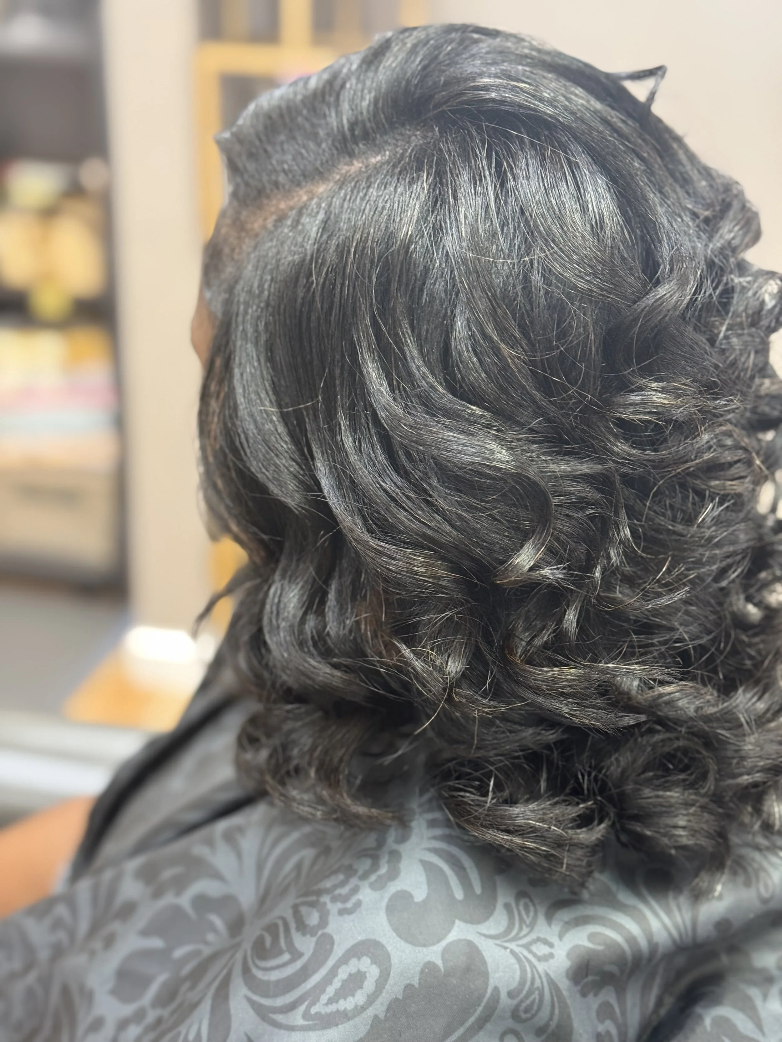 Luxe Experience – Hydration Gloss and Signature Finish

A rejuvenating service designed for clients seeking radiant shine and effortless movement.
This experience includes steam hydration therapy enhanced with aromatherapy and a restorative scalp mas