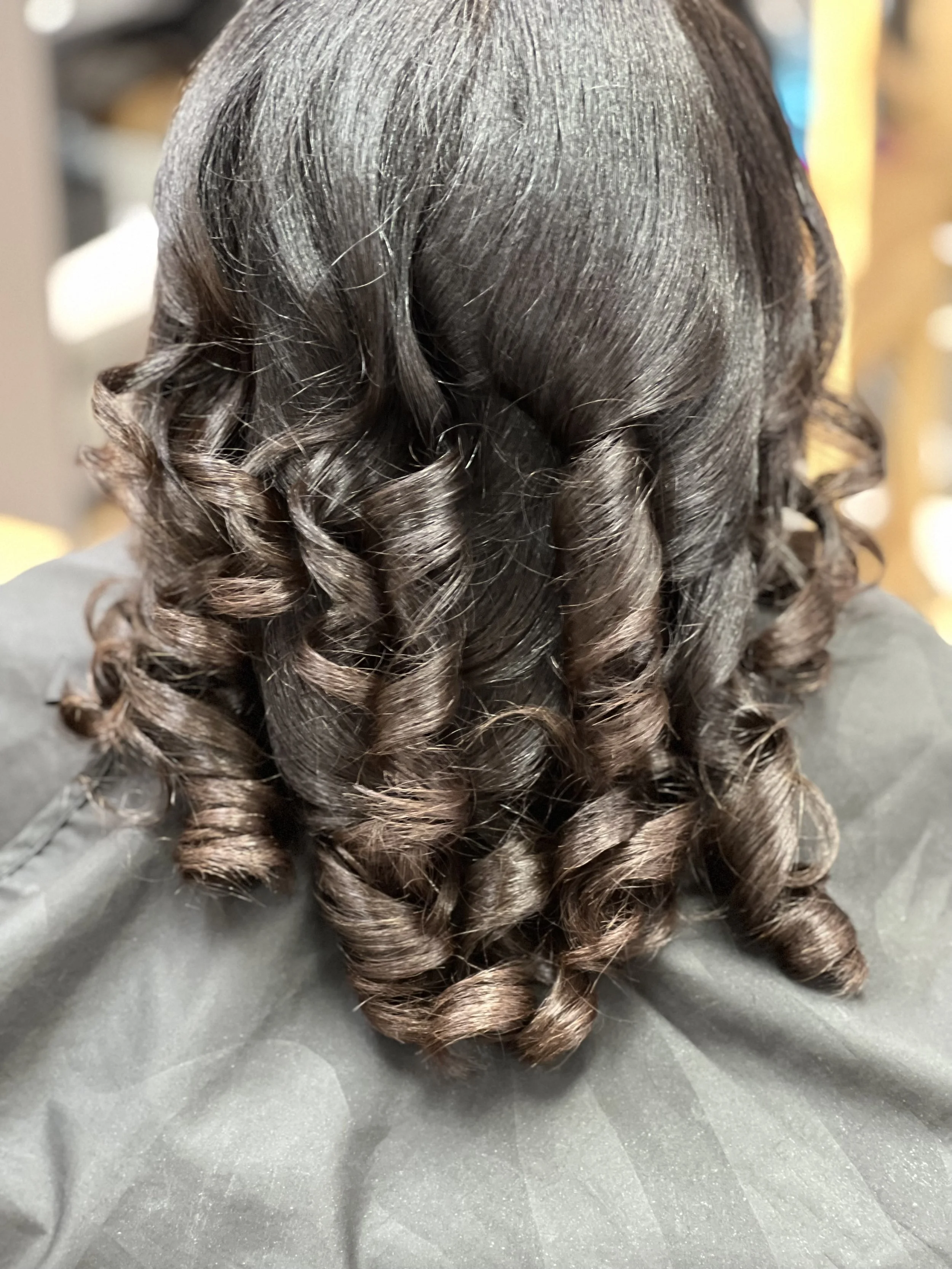 Luxe Experience – Signature Cleanse and Finish

Where healthy hair and artistry meet. This foundational service includes a therapeutic cleanse, nourishing conditioner, and precision blow-dry with a polished, signature finish. Designed for clients mai