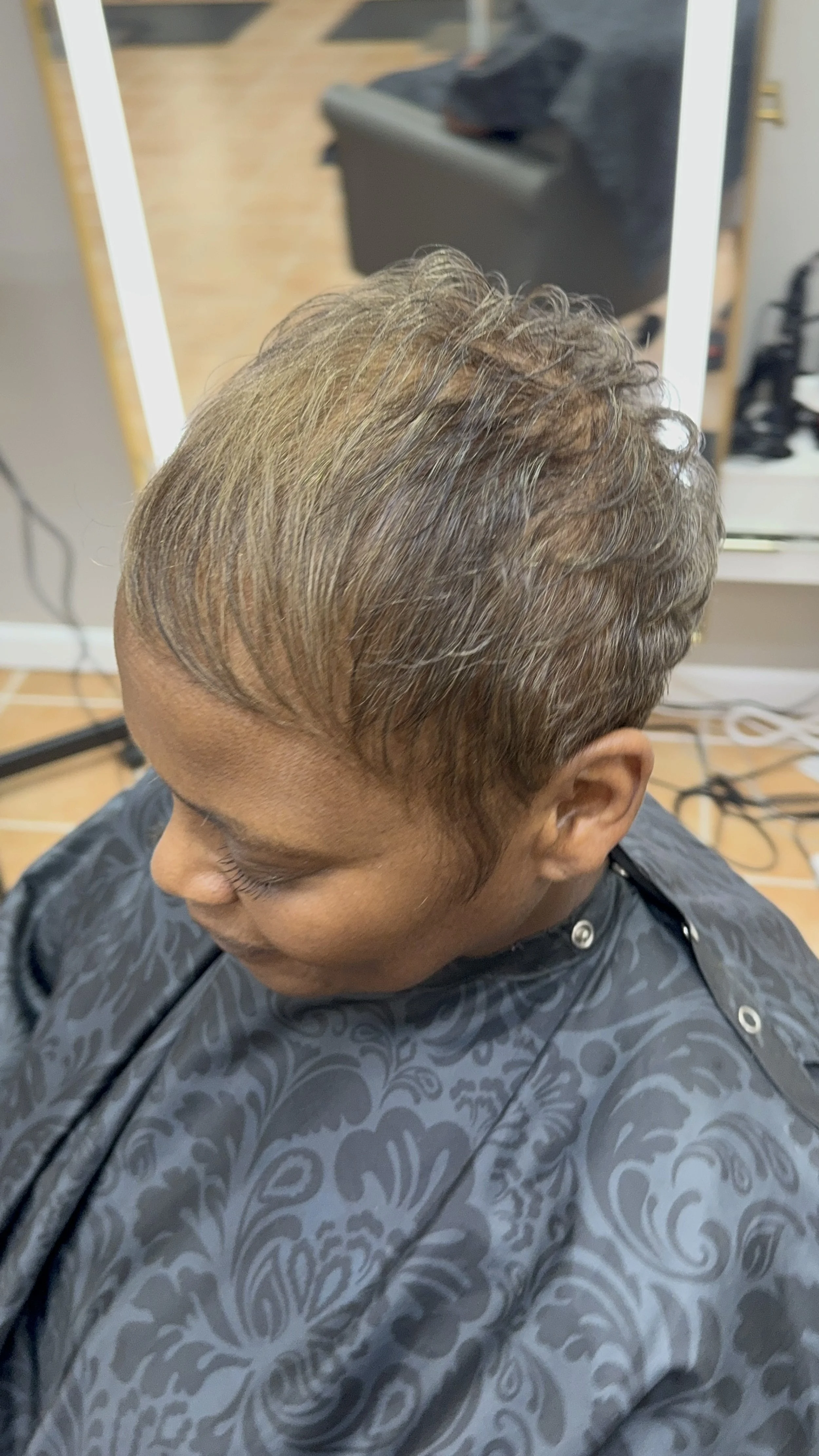Deluxe Transformation – Relaxed Renewal & Signature Finish

A refined transformation for clients transitioning from natural to relaxed. This experience includes a precision haircut, demi-color for soft gray coverage, and a restorative hydration treat