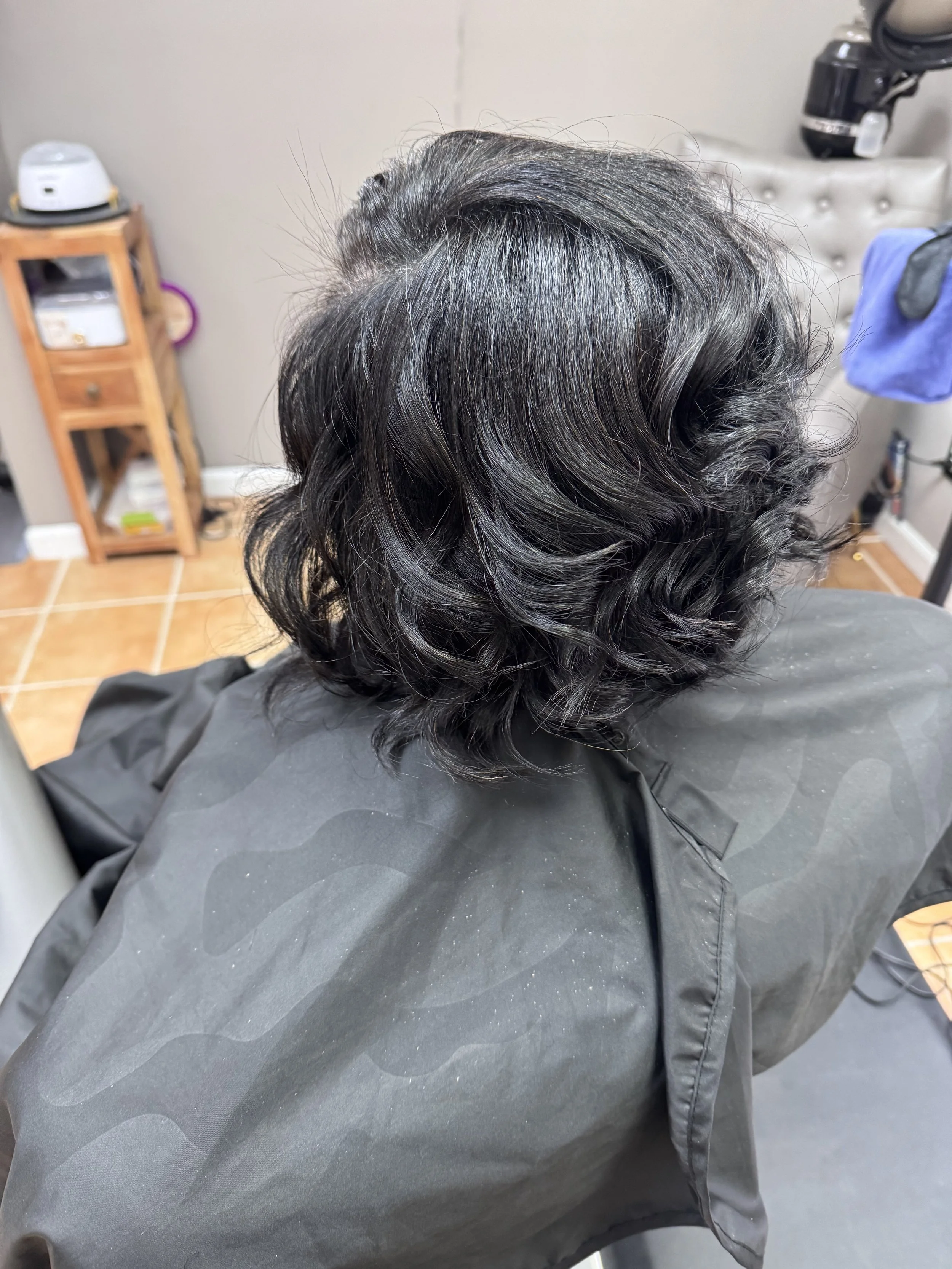 Luxe Experience – Hydration Gloss and Signature Finish

A rejuvenating service designed for clients seeking radiant shine and effortless movement.
This experience includes steam hydration therapy enhanced with aromatherapy and a restorative scalp mas