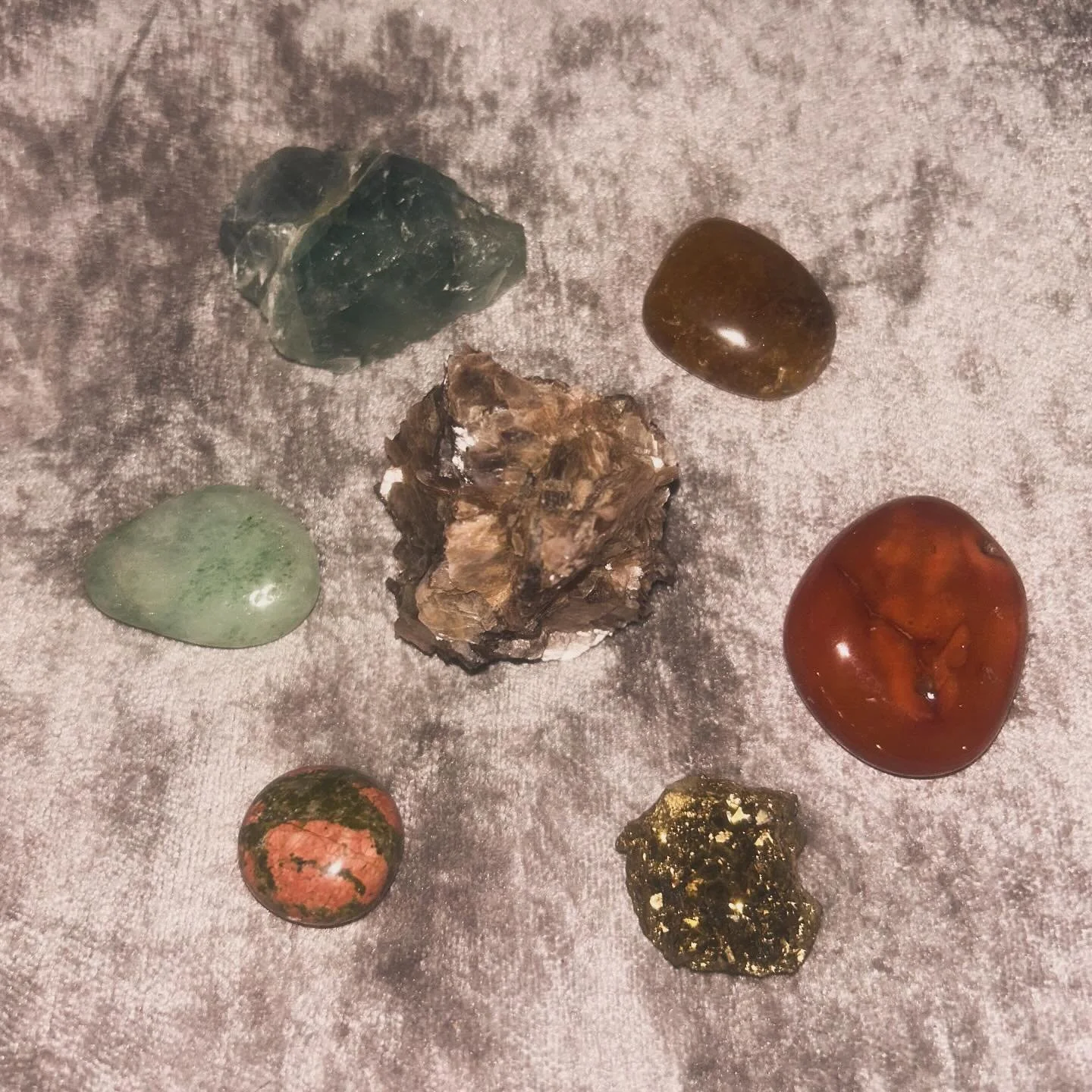 These are the crystals I&rsquo;m working with right now. Lepidolite, Carnelian, Pyrite, Fluorite, Unakite, Aventurine and Golden Healer 🌟 

They all hold their own magic, yet share a common purpose - bringing mental clarity, removing negativity, and