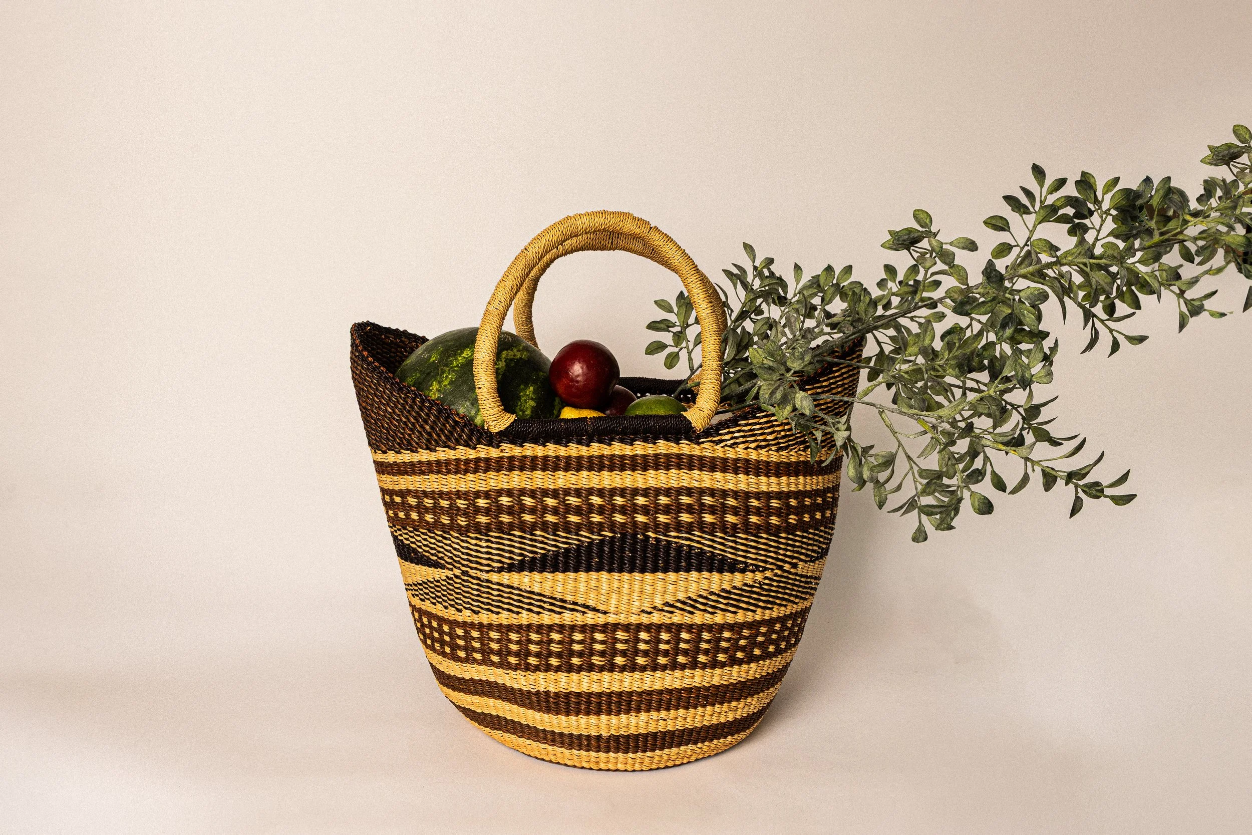 A large woven basket with fruit and foliage inside, placed against a plain background.
Biodegradable. Vegan.