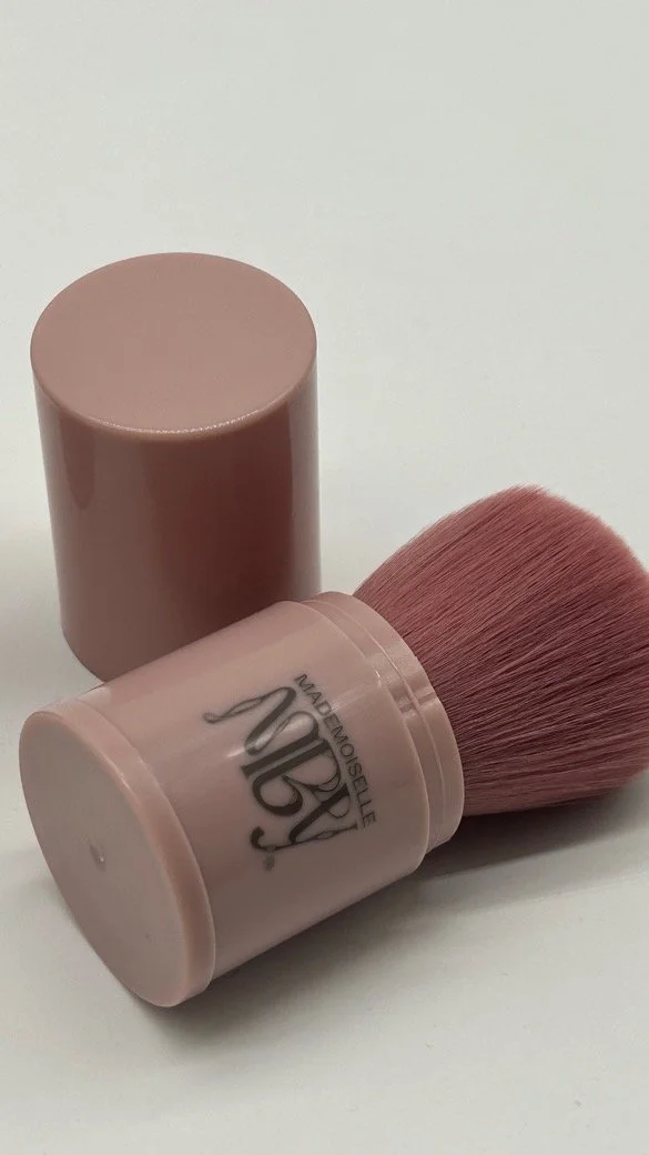 La M Brush – L’élégance rétractable pour un fini parfait