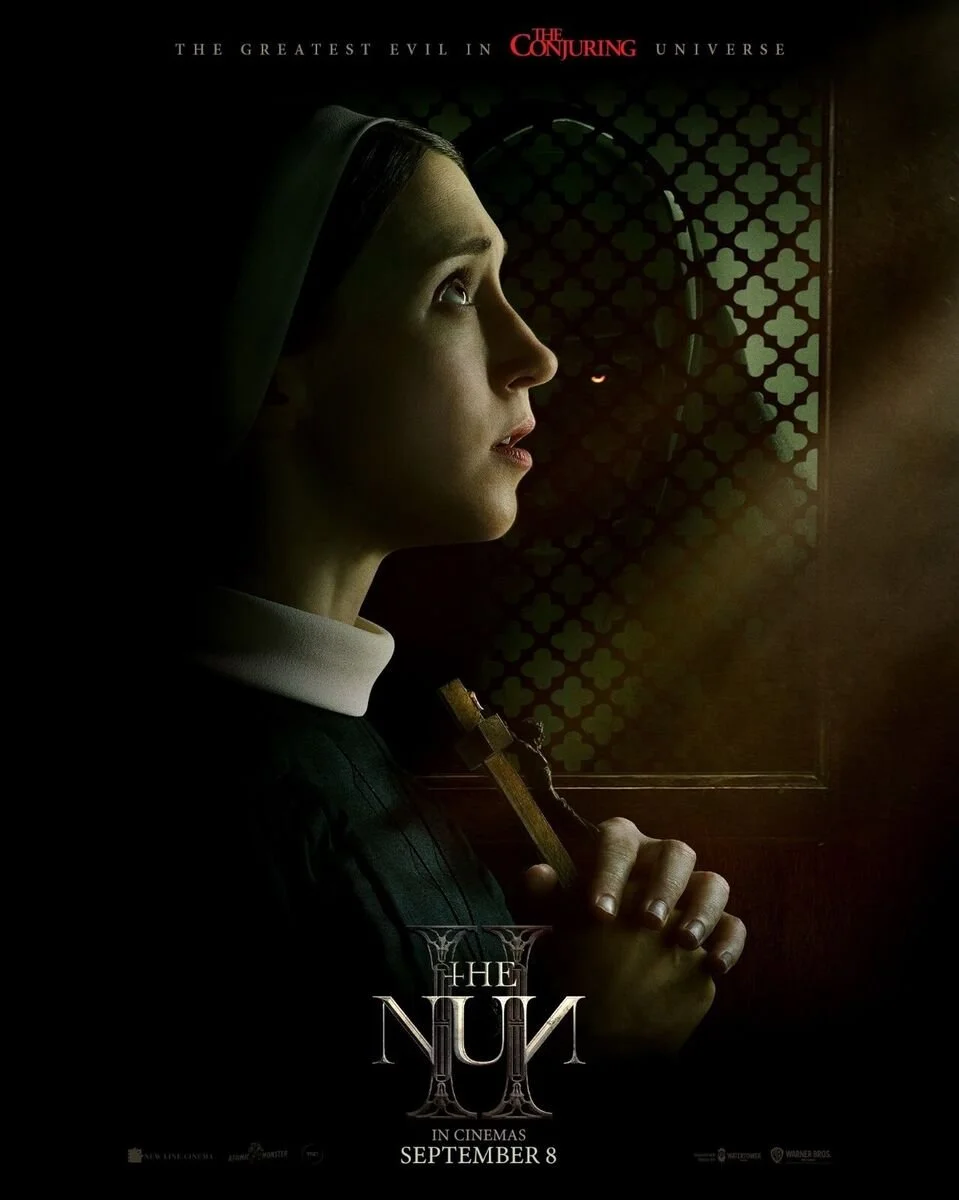 Affiche du film "The Nun II" avec une religieuse regardant vers la gauche, entourée d'obscurité et d'un symbole religieux en arrière-plan.