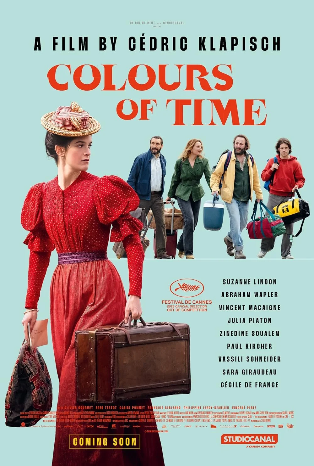 Affiche du film 'Colors of Time' avec une femme en costume rouge vintage portant un chapeau, à gauche, et un groupe de quatre personnes avec des sacs et un tapis roulant à droite.