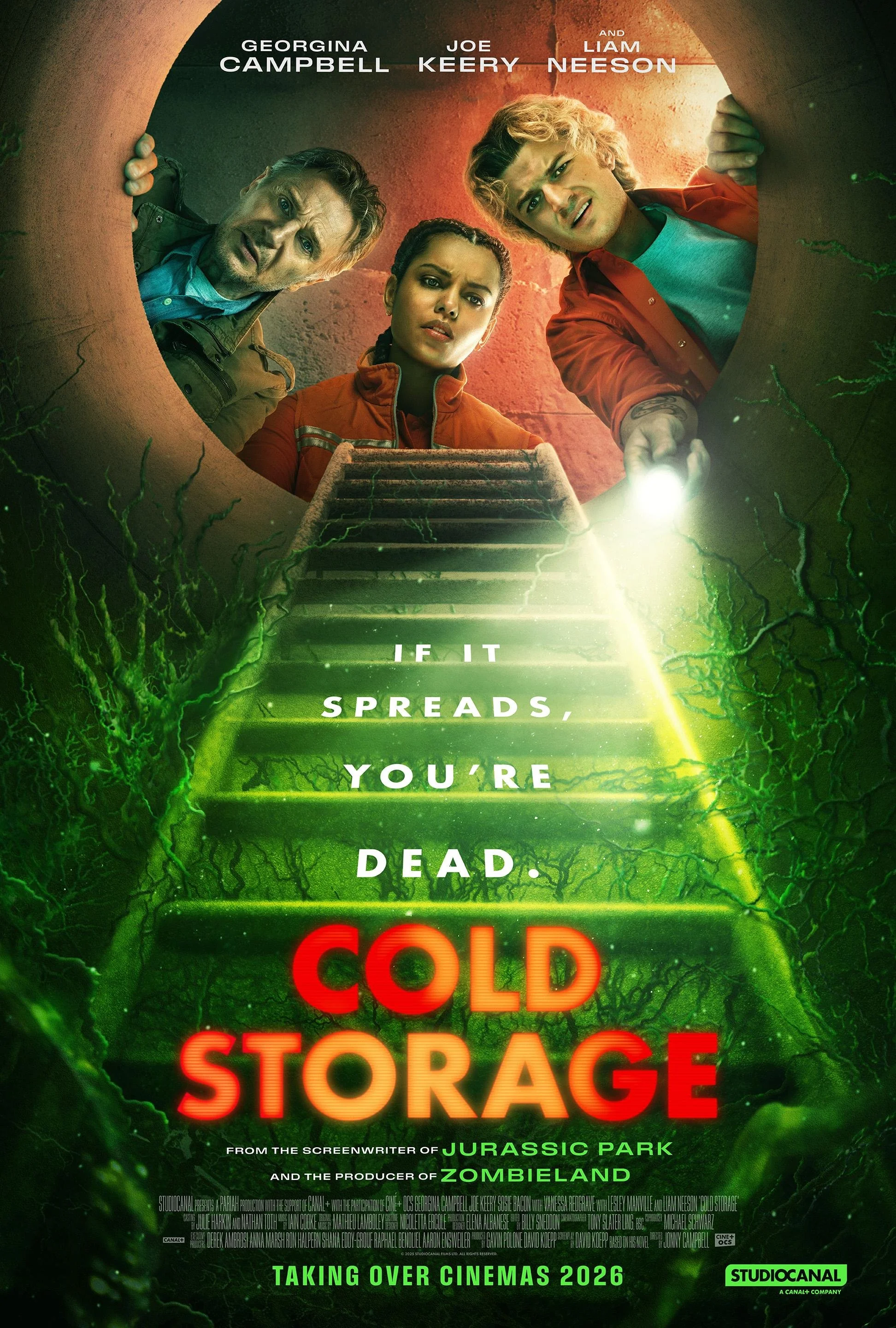 Affiche du film 'Cold Storage' avec Georgina Campbell, Joe Keery et Liam Neeson, montrant trois personnes regardant dans un trou d'homme ouvert sur des escaliers éclairés en vert, avec un slogan : 'If it spreads, you're dead'.