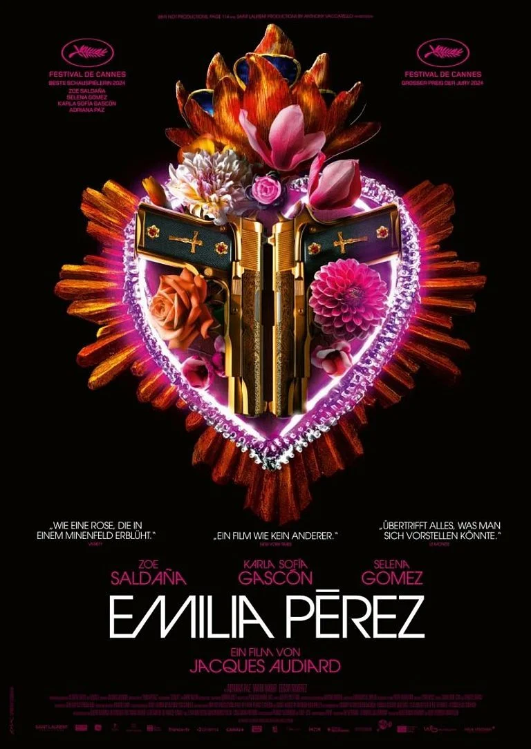 Affiche du film "Emilia Pérez" avec un cœur en fleurs entouré de deux revolvers croisés. Le cœur est décoré de fleurs colorées et les revolvers ont des détails dorés. Textes en français et noms des acteurs