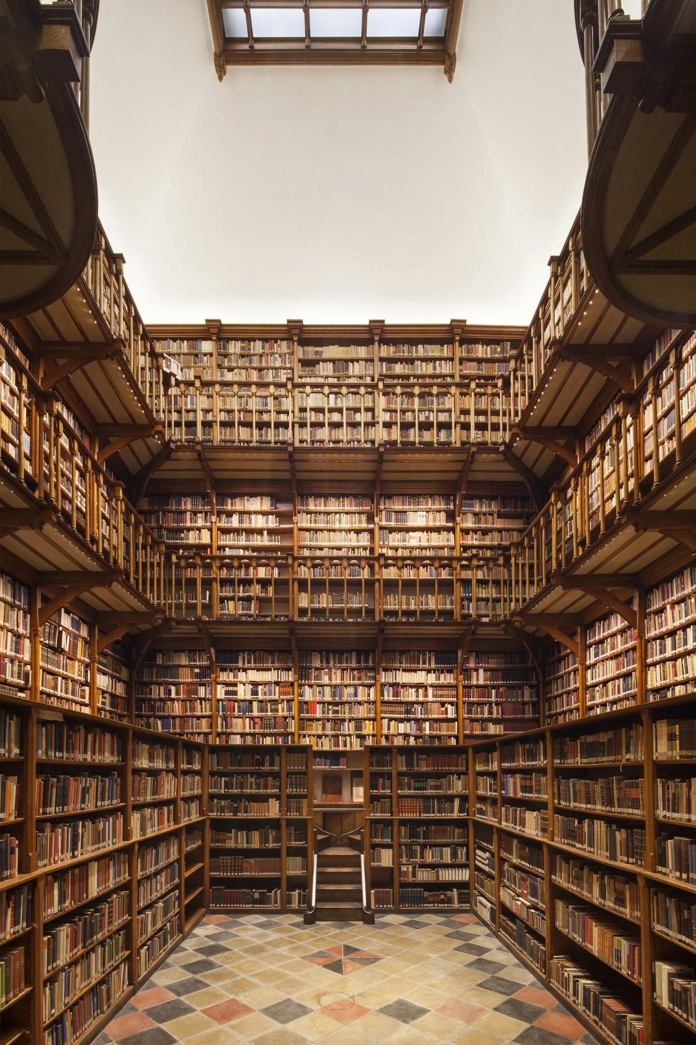Serena e imponente: interior da Biblioteca do Mosteiro de Maria Laach, um tesouro românico alemão com mais de 260 mil volumes.