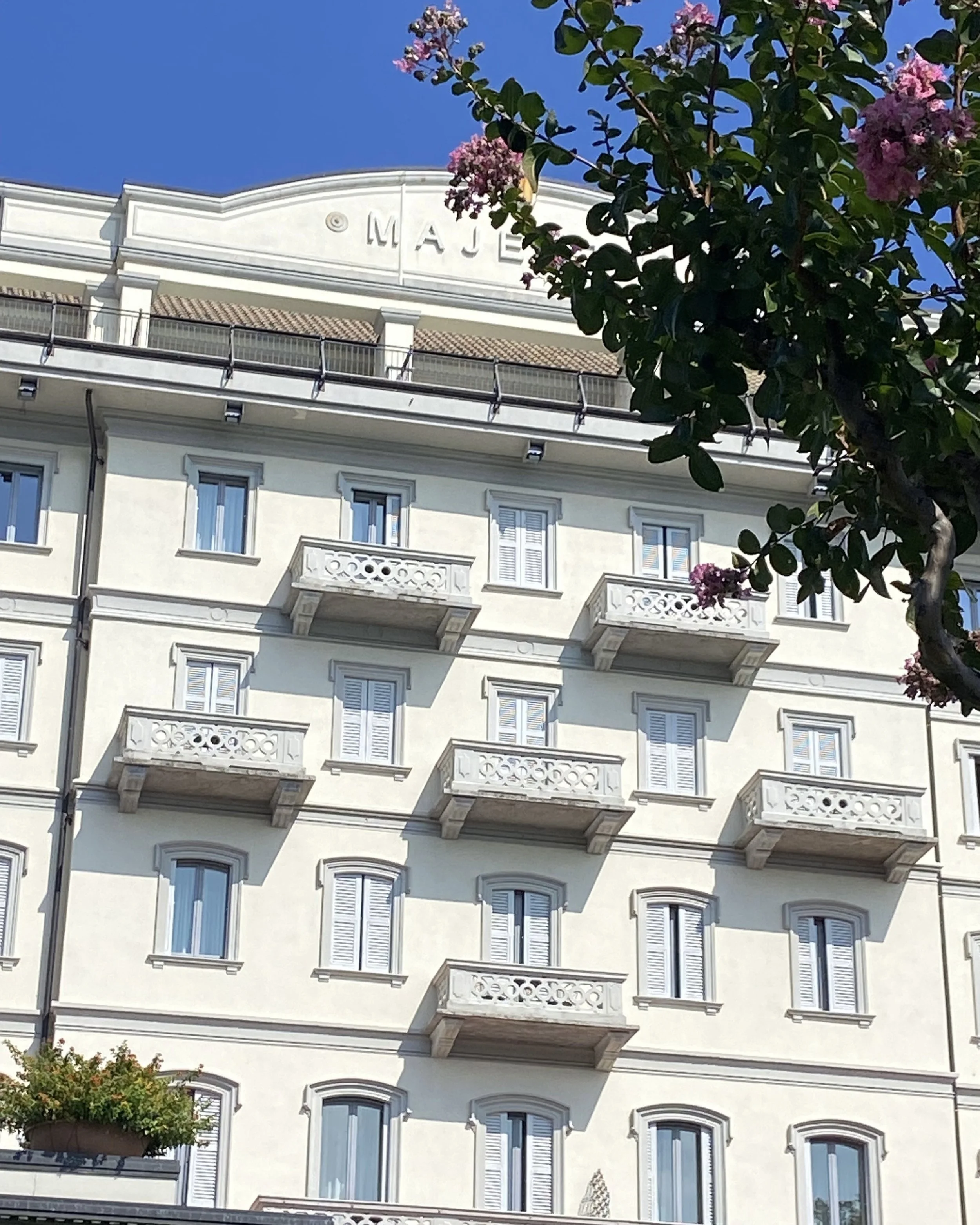 A fachada dos fundos do Grand Hotel Majestic Verbania no dia 12 de setembro de 2026.