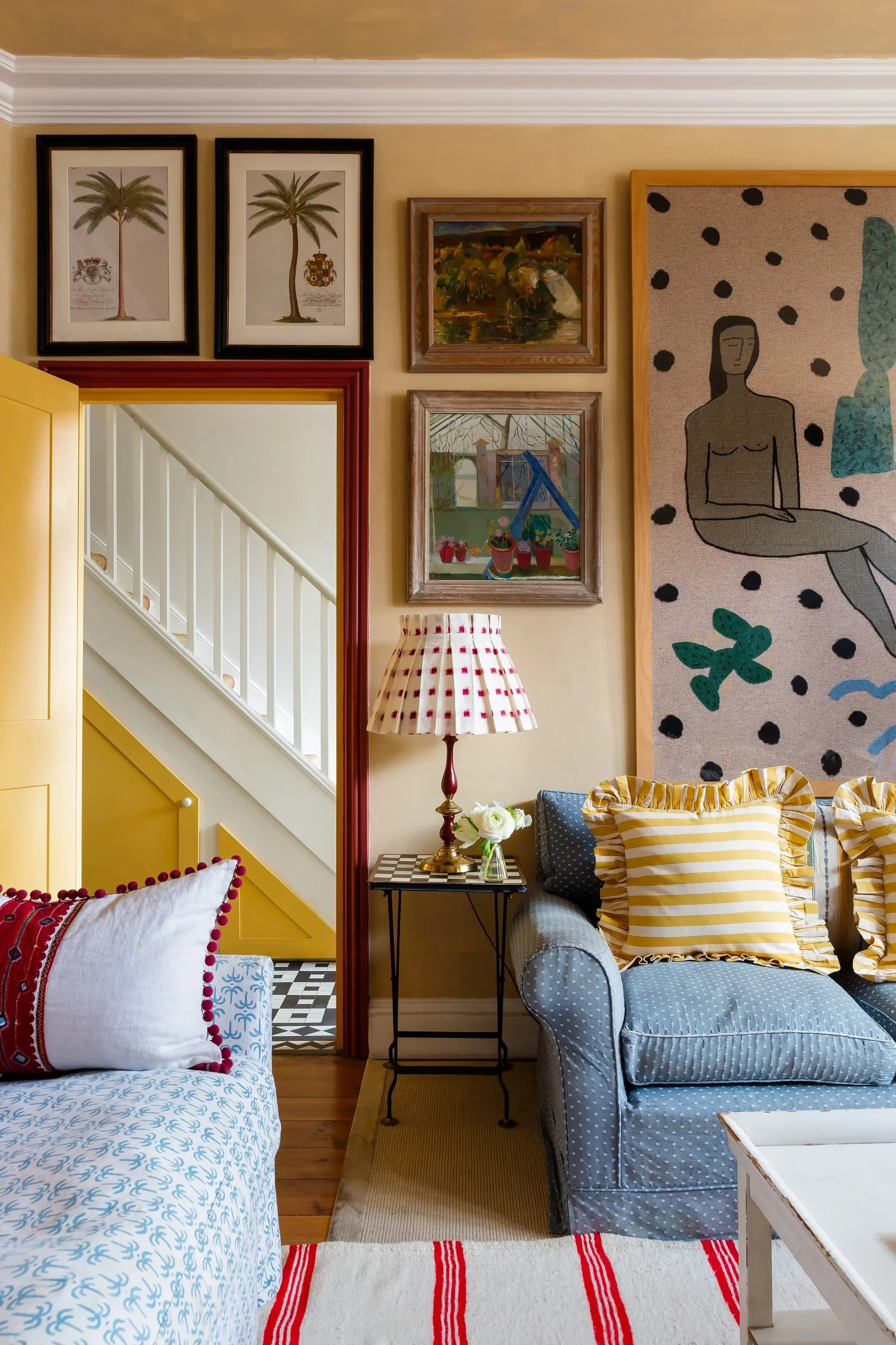 Sala de estar da casa de Alice Palmer com mix de padrões na decoração e paredes amarelas.