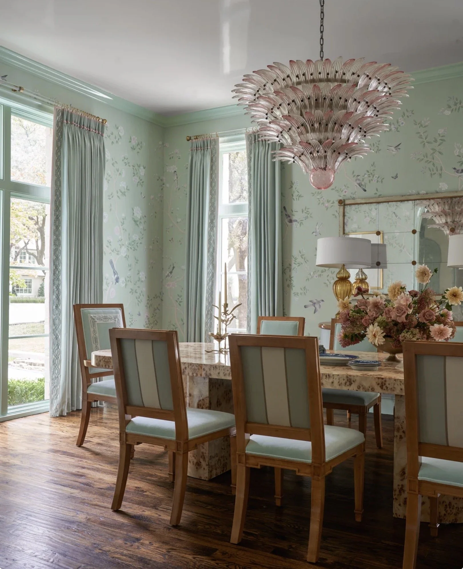 Na sala de jantar do projeto "Full House’ da Dunbar Road Design, o papel de parede é o "Bird and Thistle" da renomada marca de tecidos e revestimentos de luxo Brunschwig & Fils.