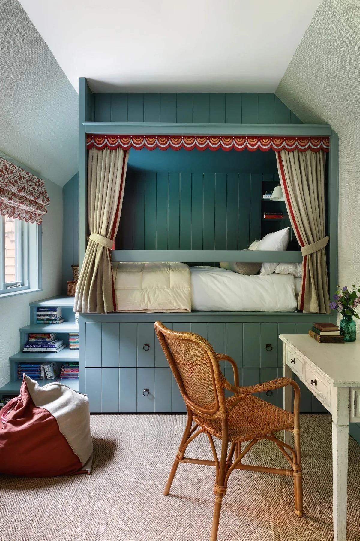 Um quarto infantil projetado por Turner Pocock com uma acolhedora cama em nicho.