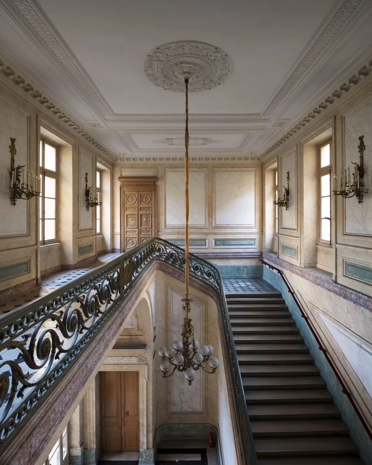 A Escadaria de Honra (Escalier d’honneur) no interior do Hôtel de la Marine. Fotografia de Ambroise Tézenas.