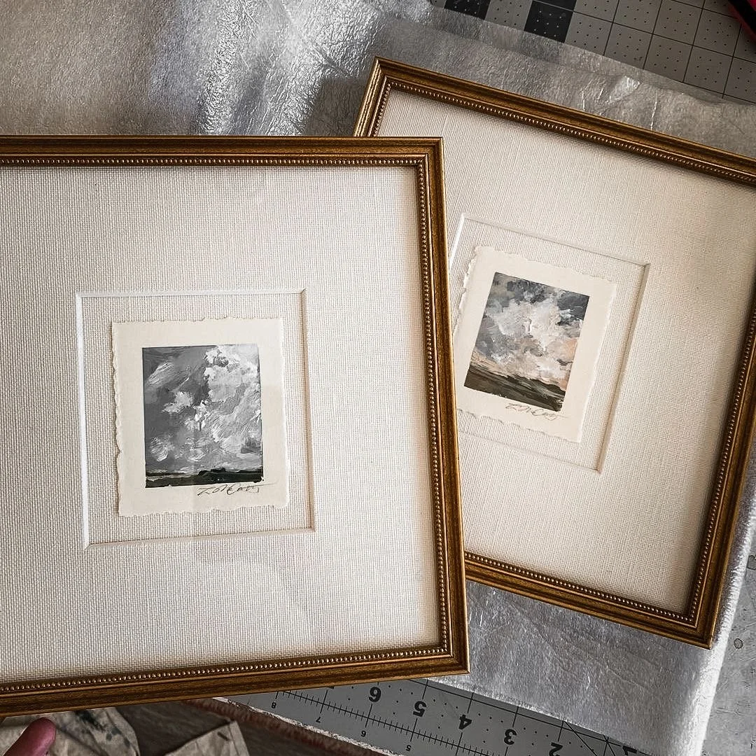 Dois quadros com paspatur e molduras douradas.