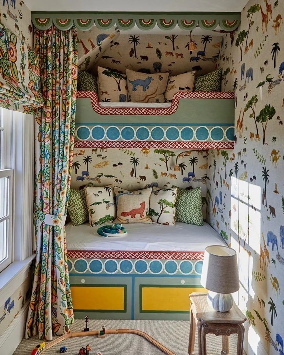 Quarto infantil com beliche em nicho projetado por Minnie Kemp.