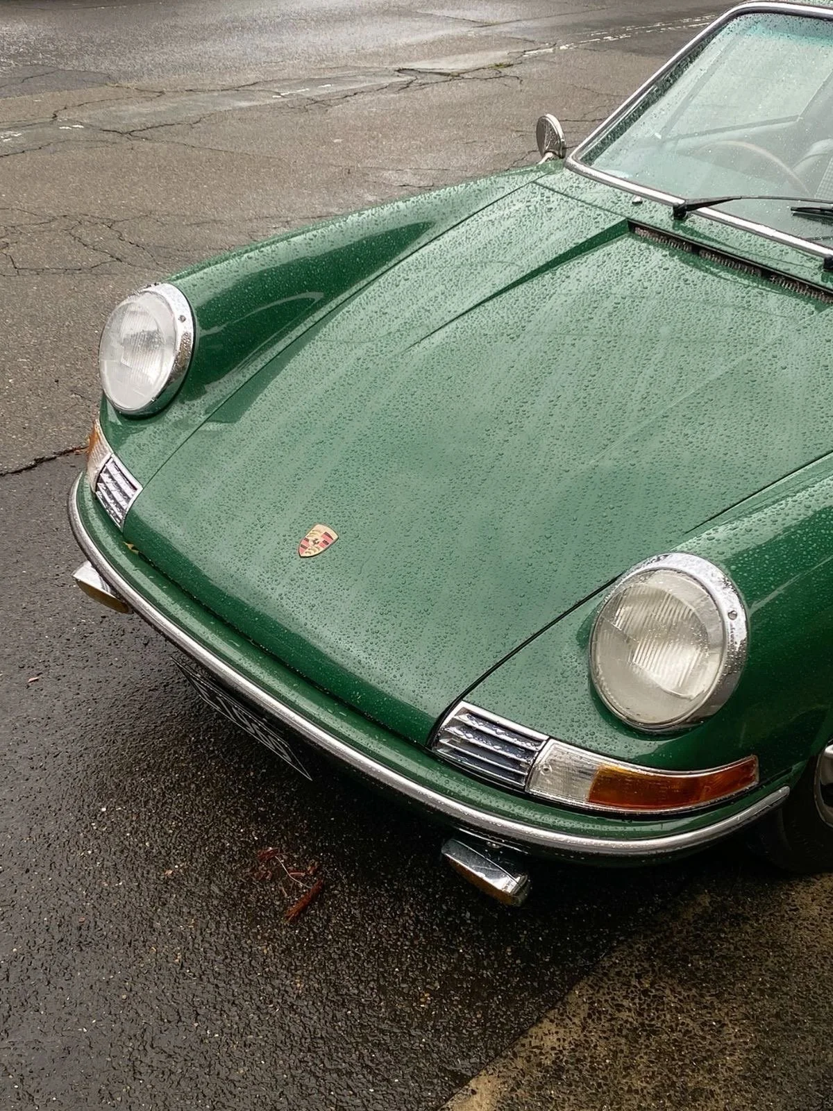 O histórico Porsche 911 2.4E 1972 na cor verde.