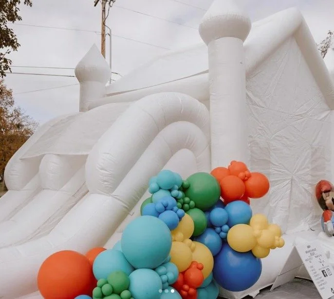 Bringing the bounce back to Southern Oregon — reimagined in white. ✨
Our all-white inflatables turn any backyard, wedding, or celebration into something luminous.
🏡 Serving Jackson & Josephine Counties
🪩 Delivery • Setup • Take