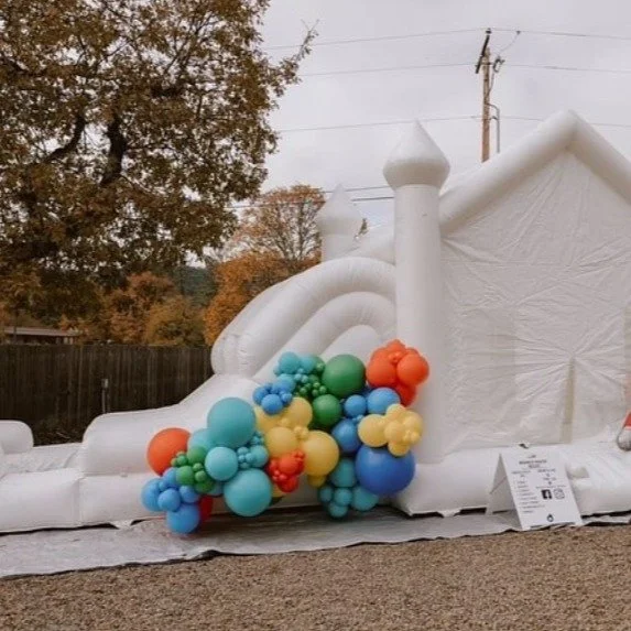 Bringing the bounce back to Southern Oregon — reimagined in white. ✨
Our all-white inflatables turn any backyard, wedding, or celebration into something luminous.
🏡 Serving Jackson & Josephine Counties
🪩 Delivery • Setup • Take