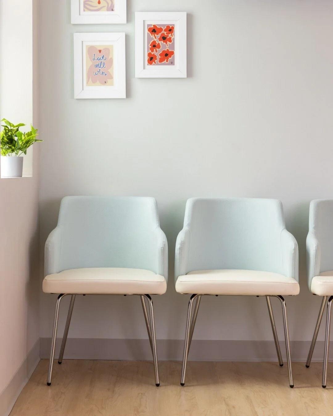 Remember when Instagram was just a place to look at beautiful photos? This is one of those. Three perfectly framed pictures. Three guest chairs. A quiet little waiting room moment designed to make people feel safe and seen.

📸 Photography by @liznem