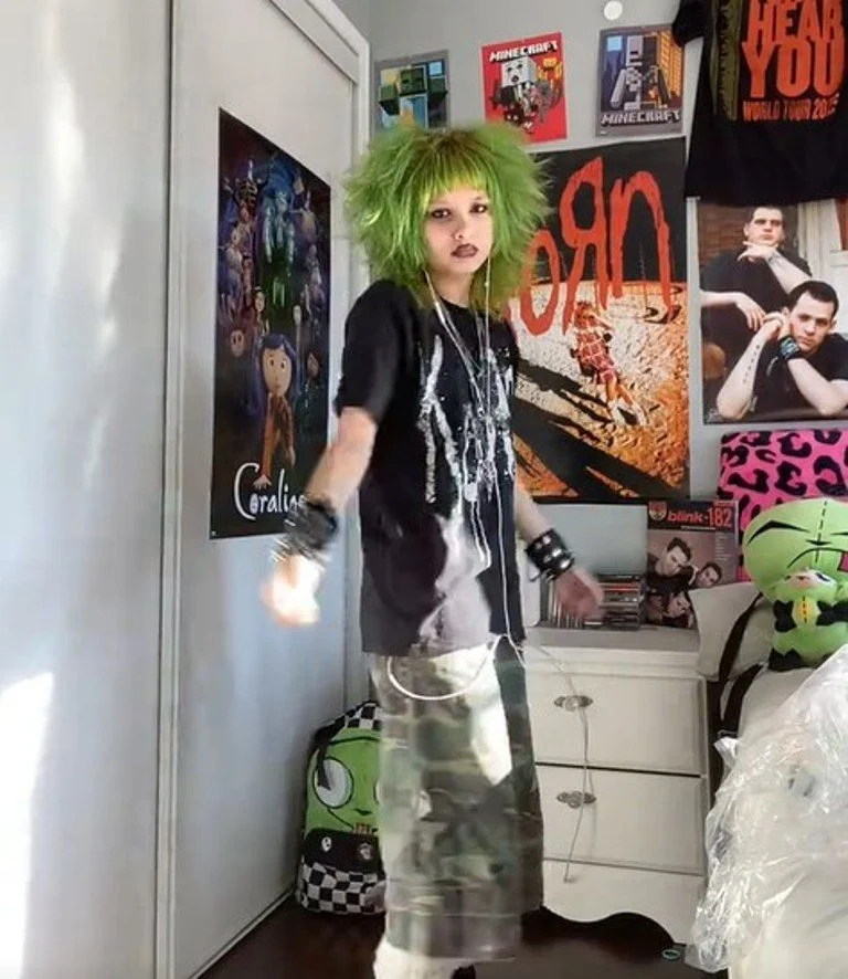 Tiktok goth with green hair and korn shirt