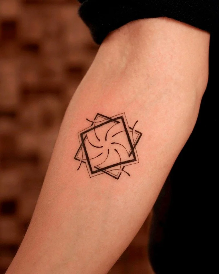 fine link tattoo by Manny Lebowski