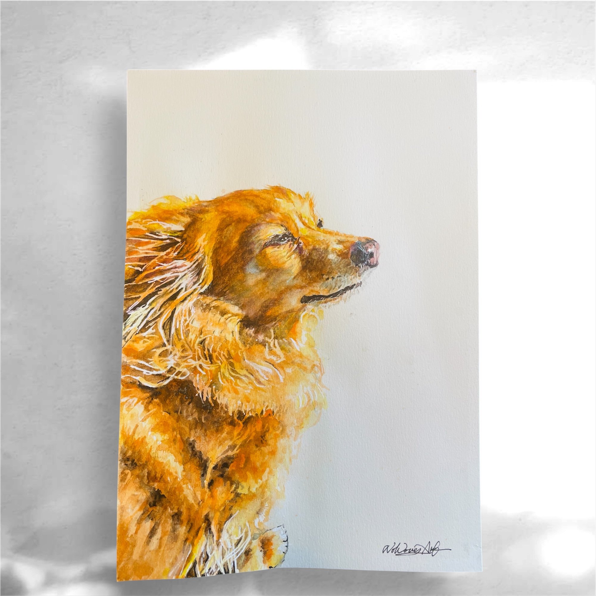 金色の長毛の犬の絵画、犬は目を閉じていてリラックスしている