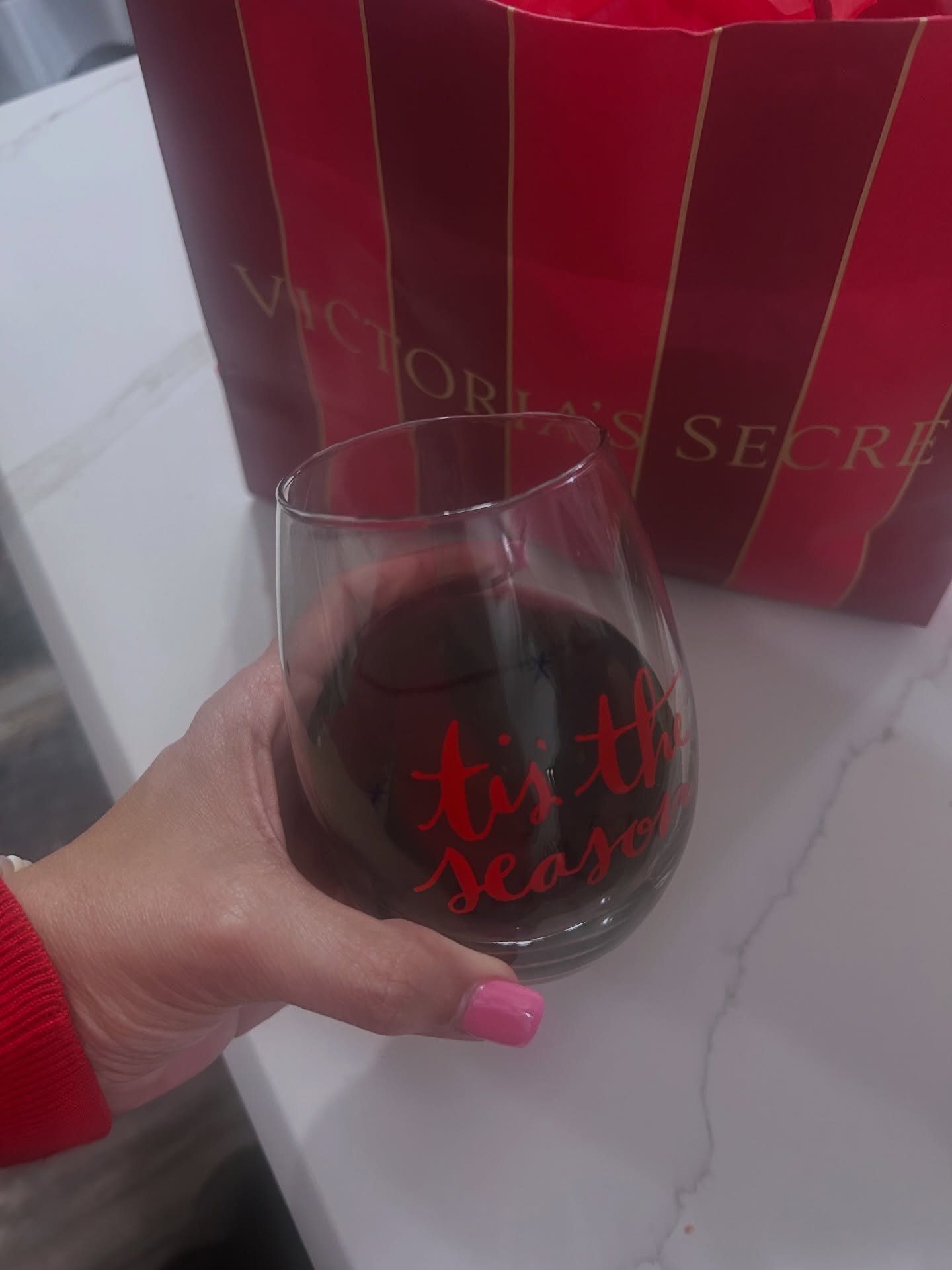 Is the season for a little sparkle, a good glass of wine, and an early Victoria&rsquo;s Secret gift from my hubby. Feeling spoiled and grateful. ❤️🍷🎁

#TisTheSeason
#HolidayVibes
#GratefulHeart
#LittleLuxuries
#SpoiledWife
#EverydayJoy