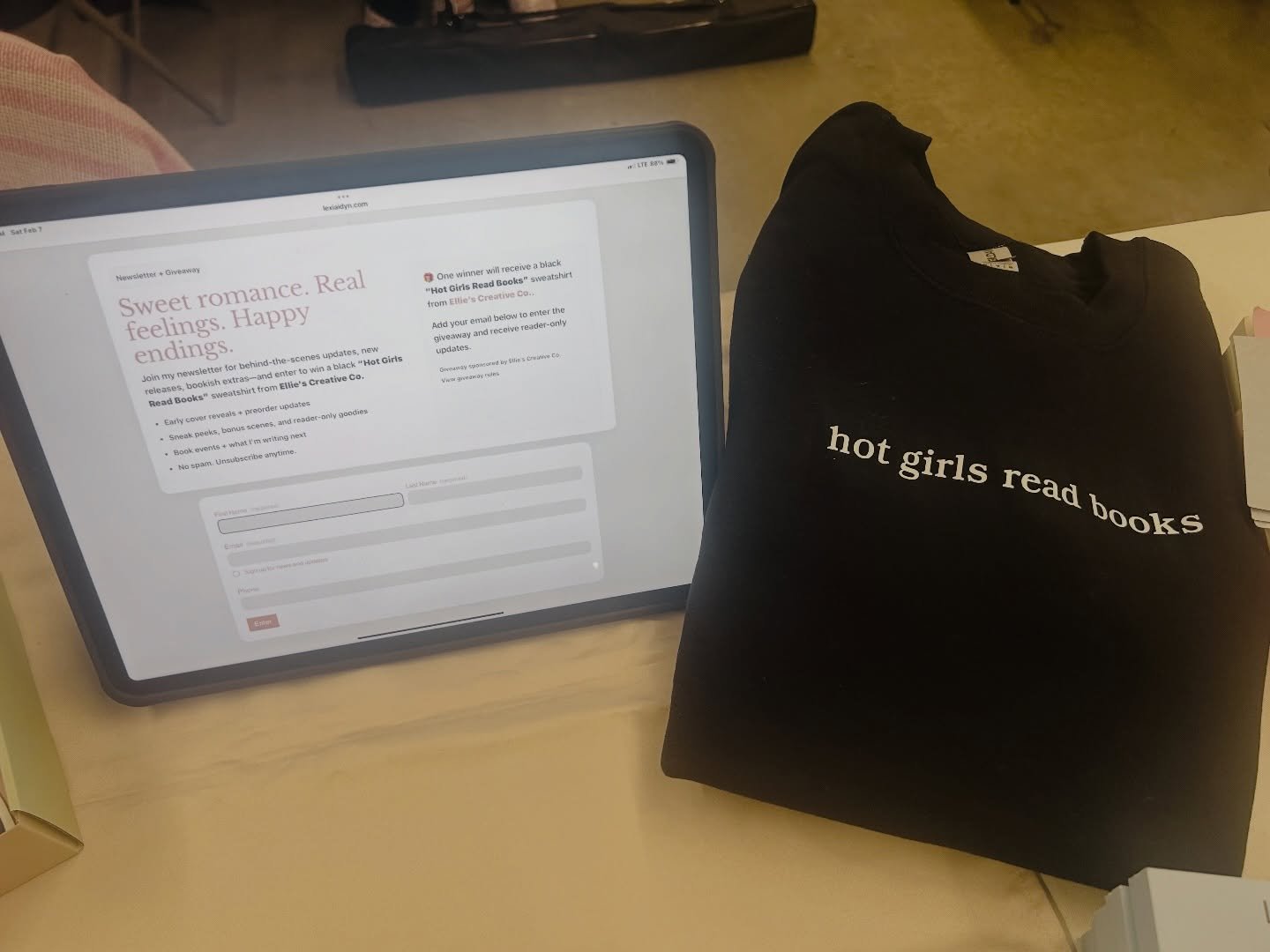 📚✨ CHARLOTTE GIVEAWAY TIME ✨📚

I&rsquo;m at the @frontpaigemedia Book Fair at @triplecbrewing today, and I&rsquo;m giving away this black Hot Girls Read Books sweatshirt from @elliescreativeco. 

Stop by my table, sign up for my email newsletter, a