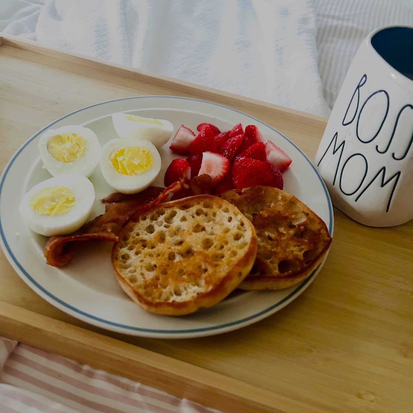 Slow, cozy Saturday vibes 🥰 Breakfast in bed and soaking in the fact that this is the first weekend since the start of the year that I&rsquo;m not up and out early at an event sharing my books. Today I&rsquo;m choosing rest, reflection, and a gratef