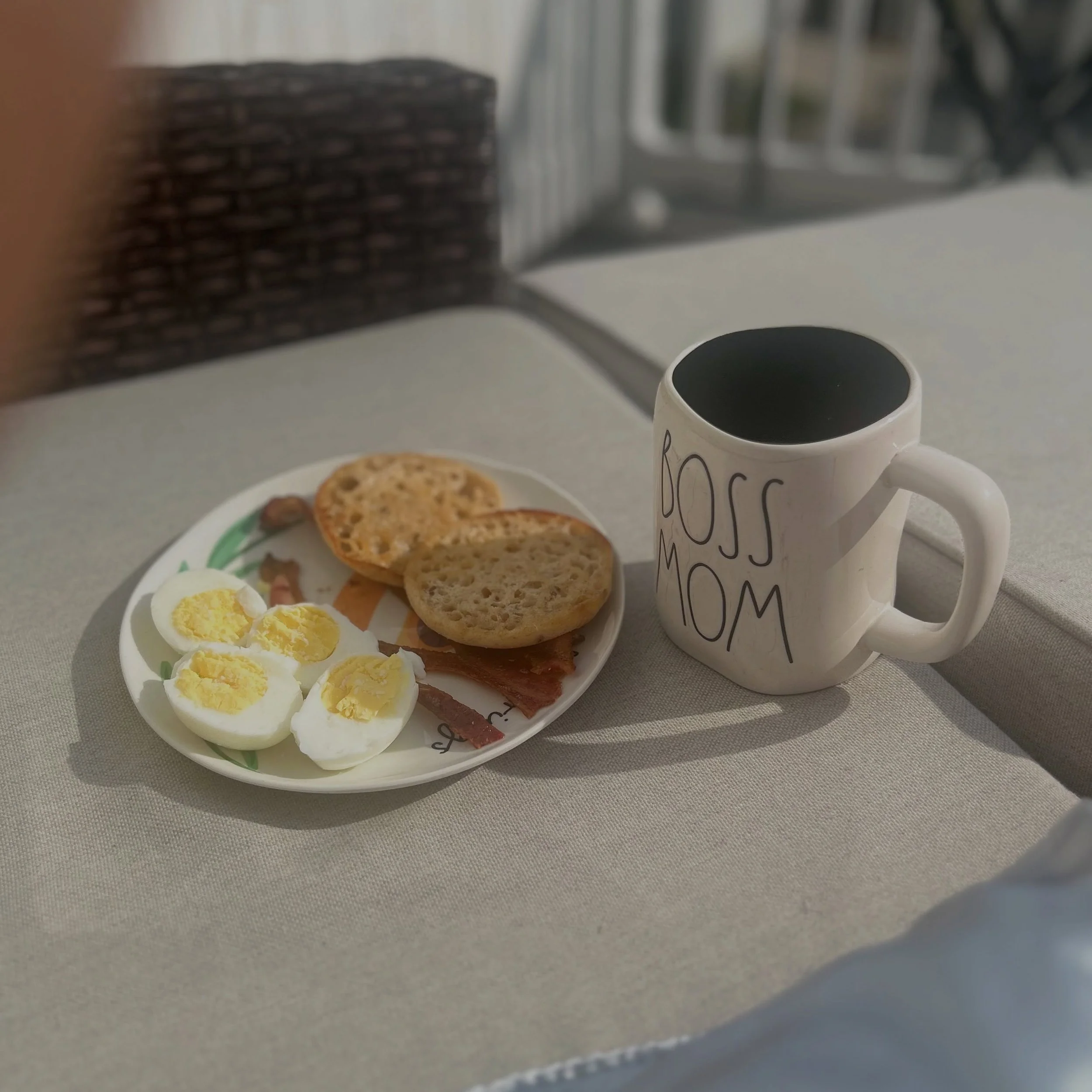 How do you know it&rsquo;s summer? When the patio becomes your breakfast nook and the sunshine is free vitamin D with your meal. 

☀️ Sunday mornings are made for this. 

#SundayBreakfast #SummerMornings #BossMom
