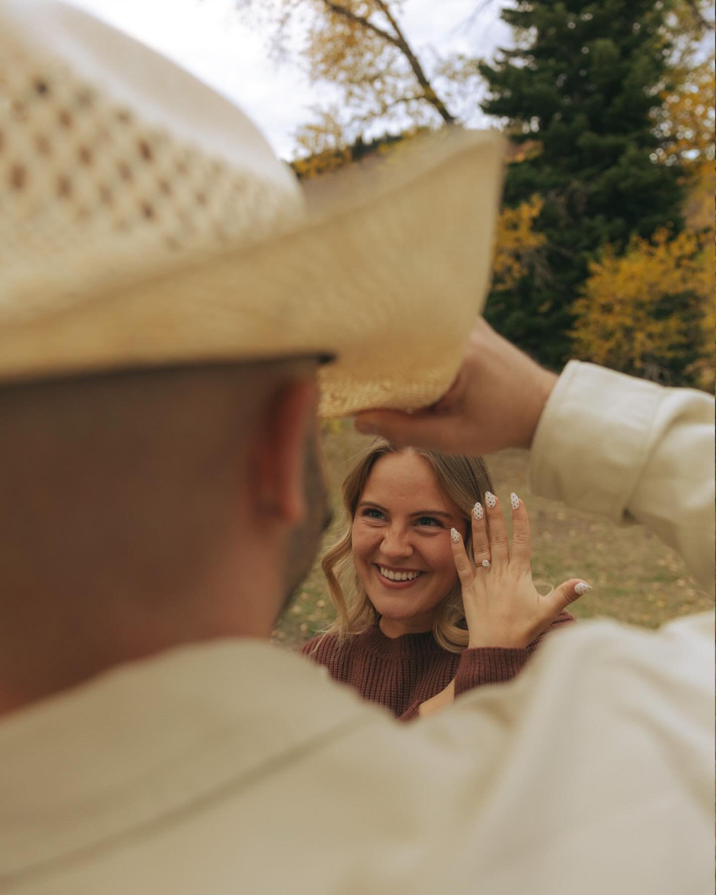Engagements in the UTAH FALL?? ya, the colors where poppin, and the ring was a SPARKIN‼️ 
 love these guys soo much and can&rsquo;t wait to see them get MARRIED❤️&zwj;🔥

#utah #engagement #weddingphotography
